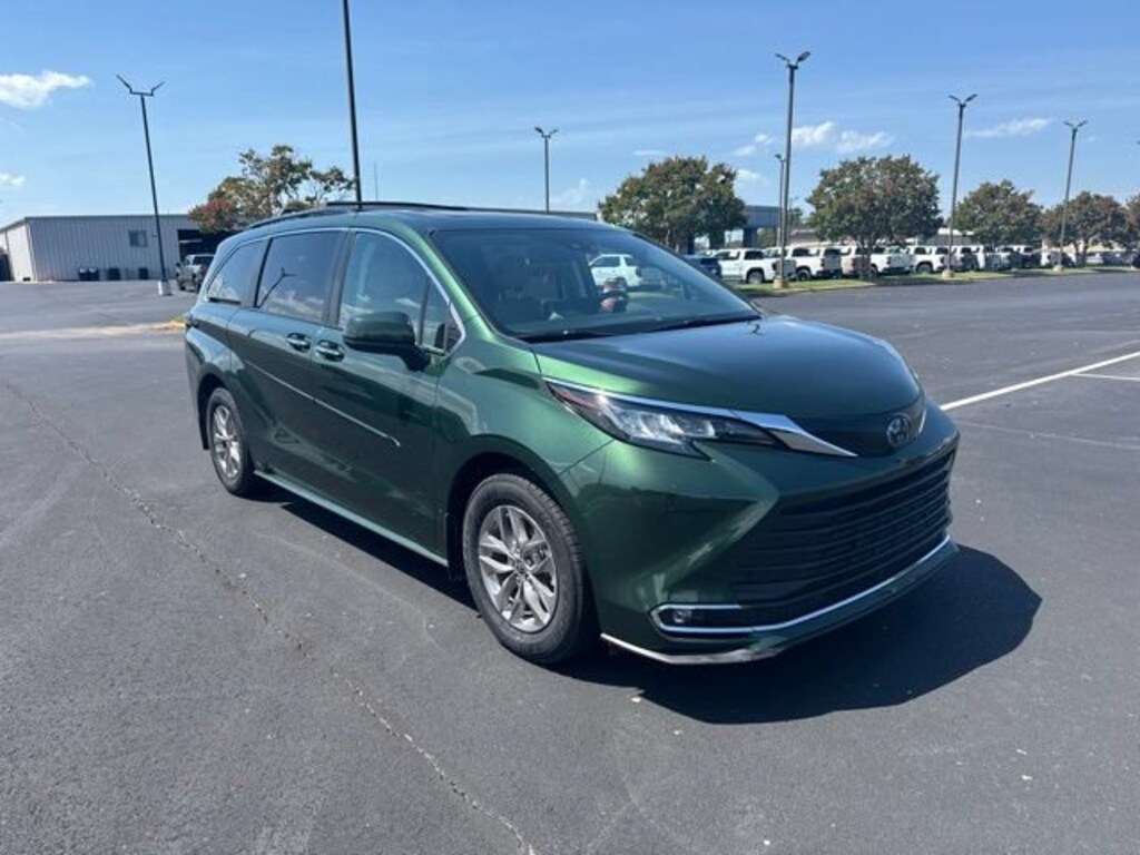 Used 2022 Toyota Sienna XLE Van Passenger Van