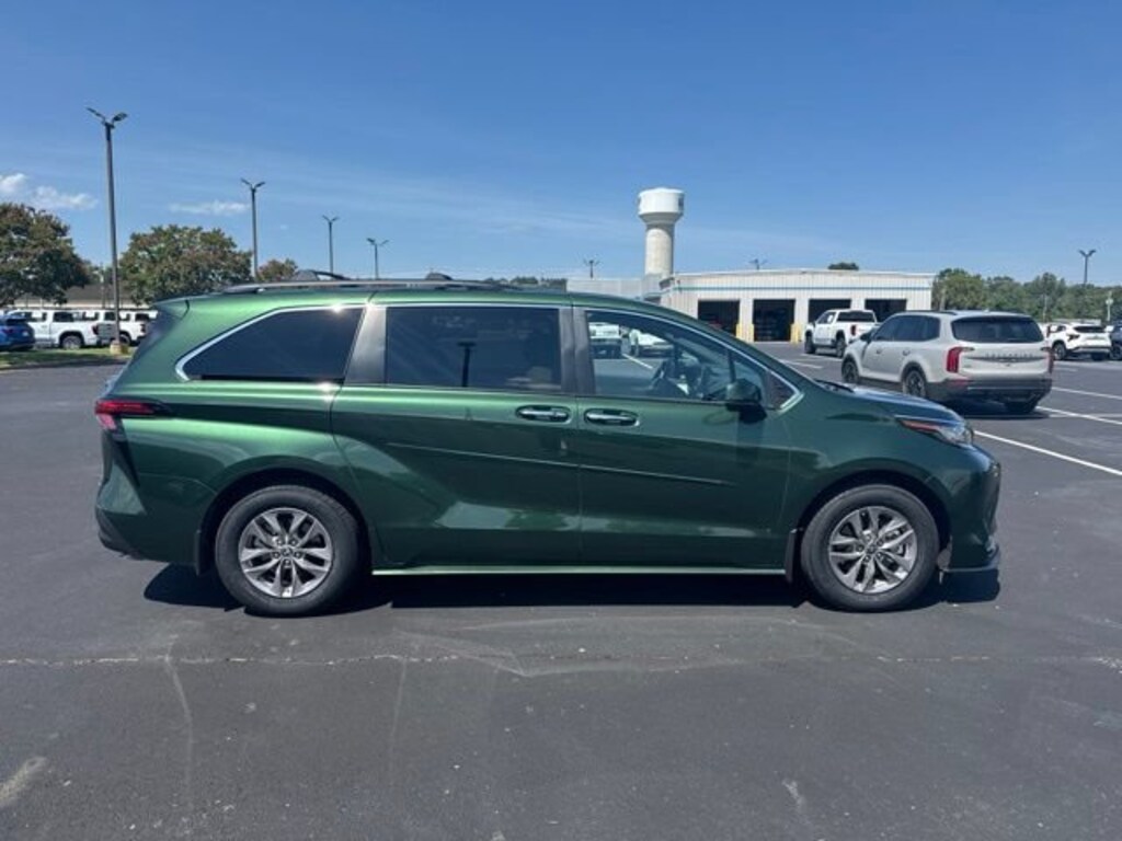 Used 2022 Toyota Sienna XLE Van Passenger Van