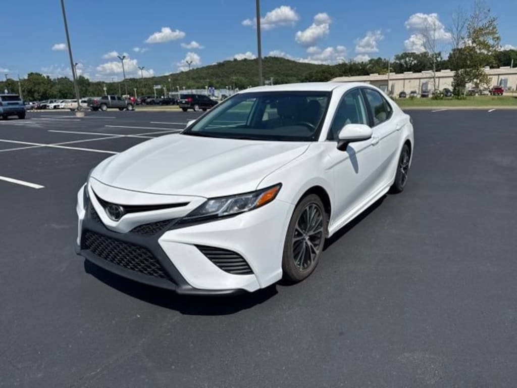 Used 2020 Toyota Camry SE Sedan