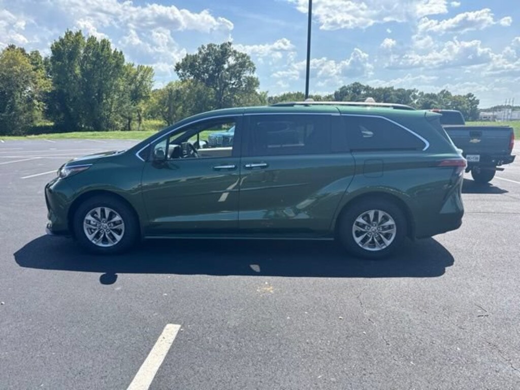 Used 2022 Toyota Sienna XLE Van Passenger Van