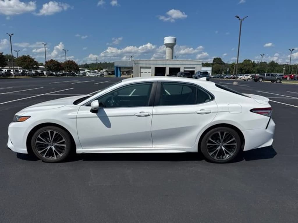 Used 2020 Toyota Camry SE Sedan