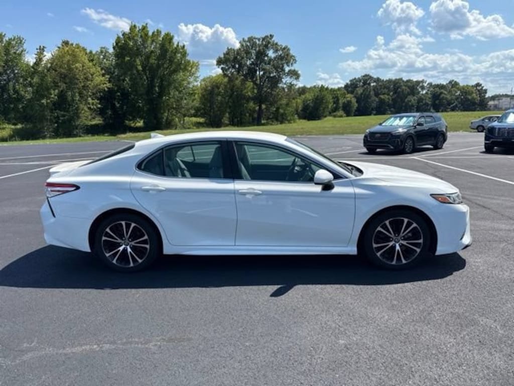 Used 2020 Toyota Camry SE Sedan