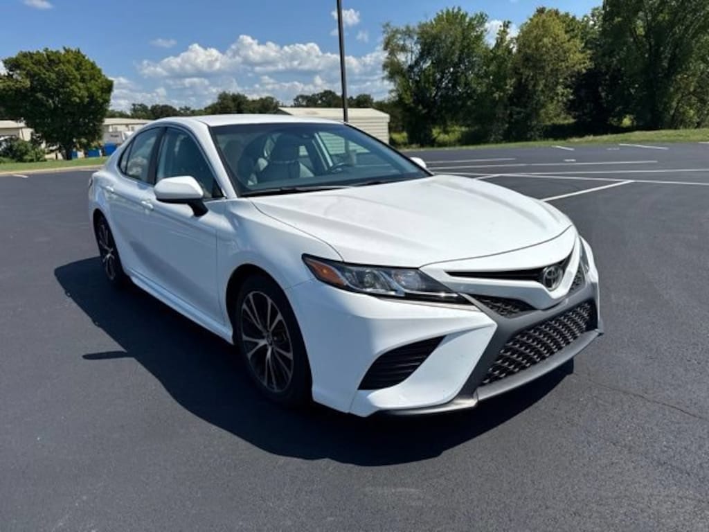 Used 2020 Toyota Camry SE Sedan