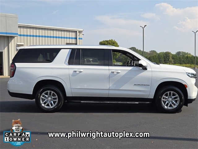 2023 Chevrolet Suburban LT photo 2