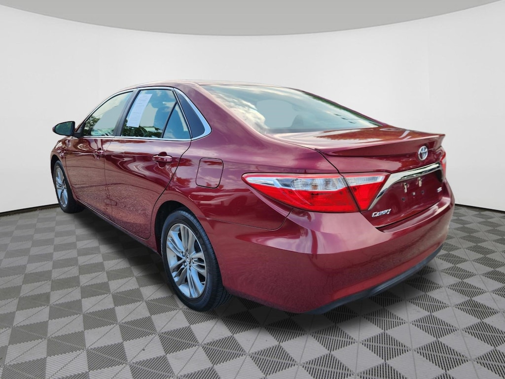 Used 2016 Toyota Camry SE Sedan