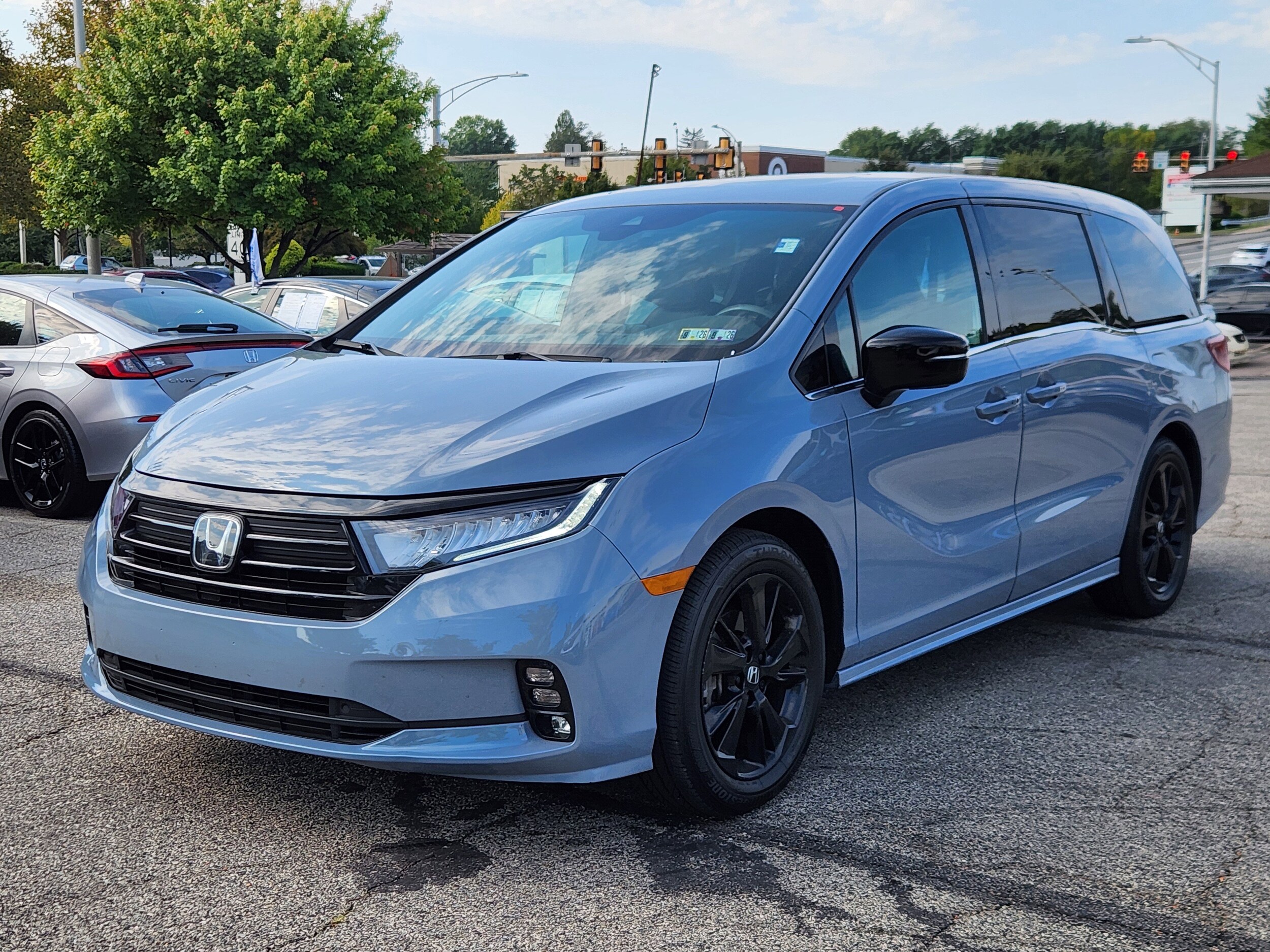2023 Honda Odyssey Sport photo 2