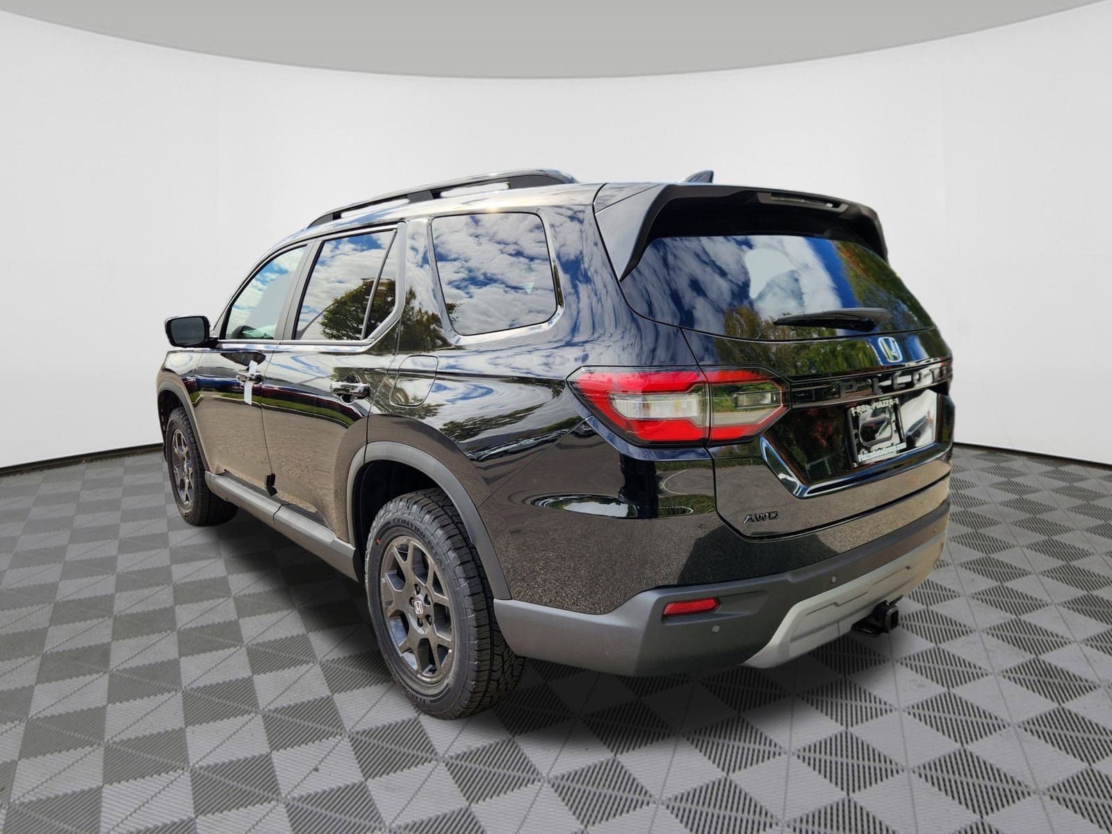 2025 Honda Pilot TrailSport photo 3