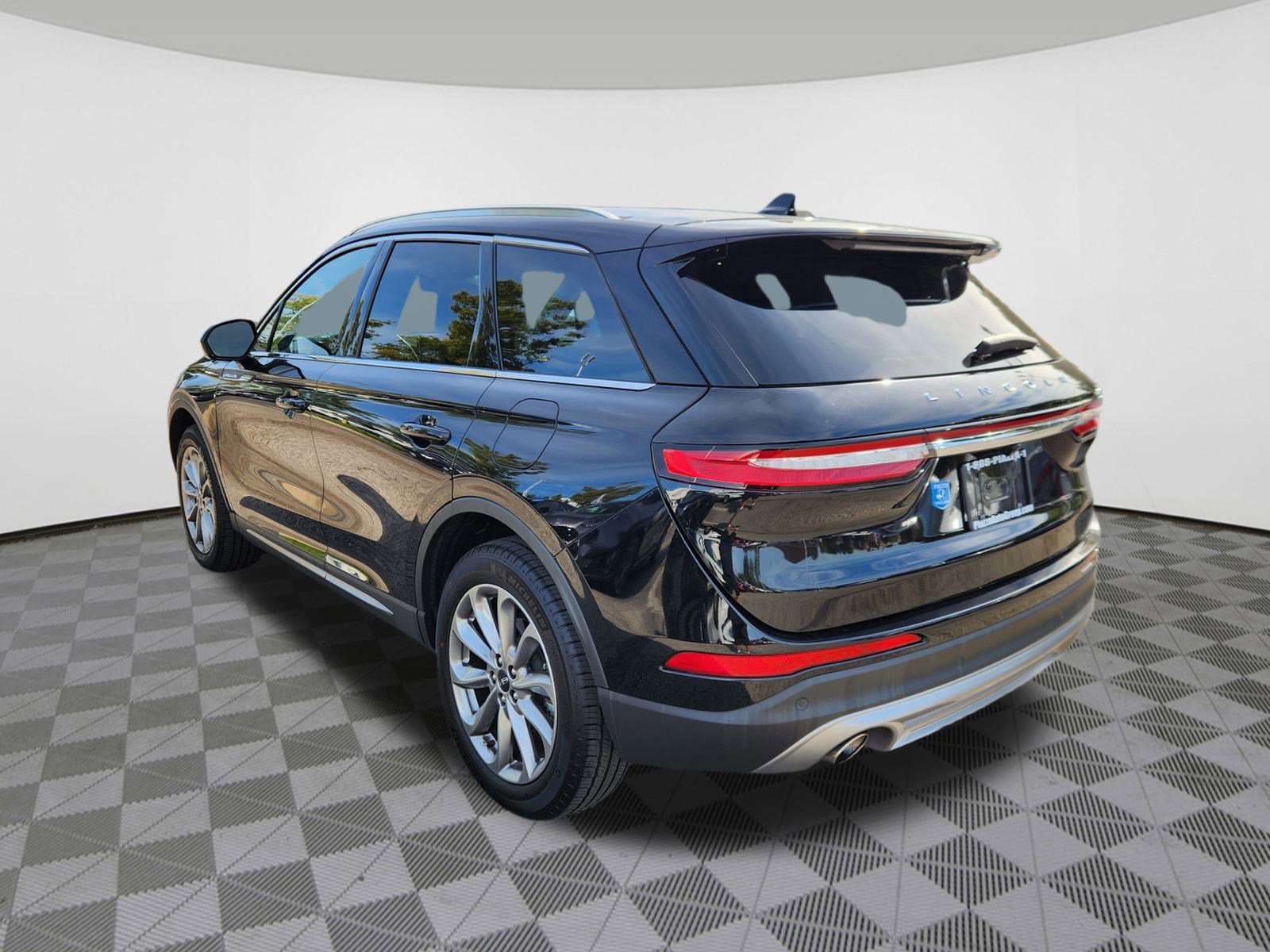 2022 Lincoln Corsair Standard photo 2