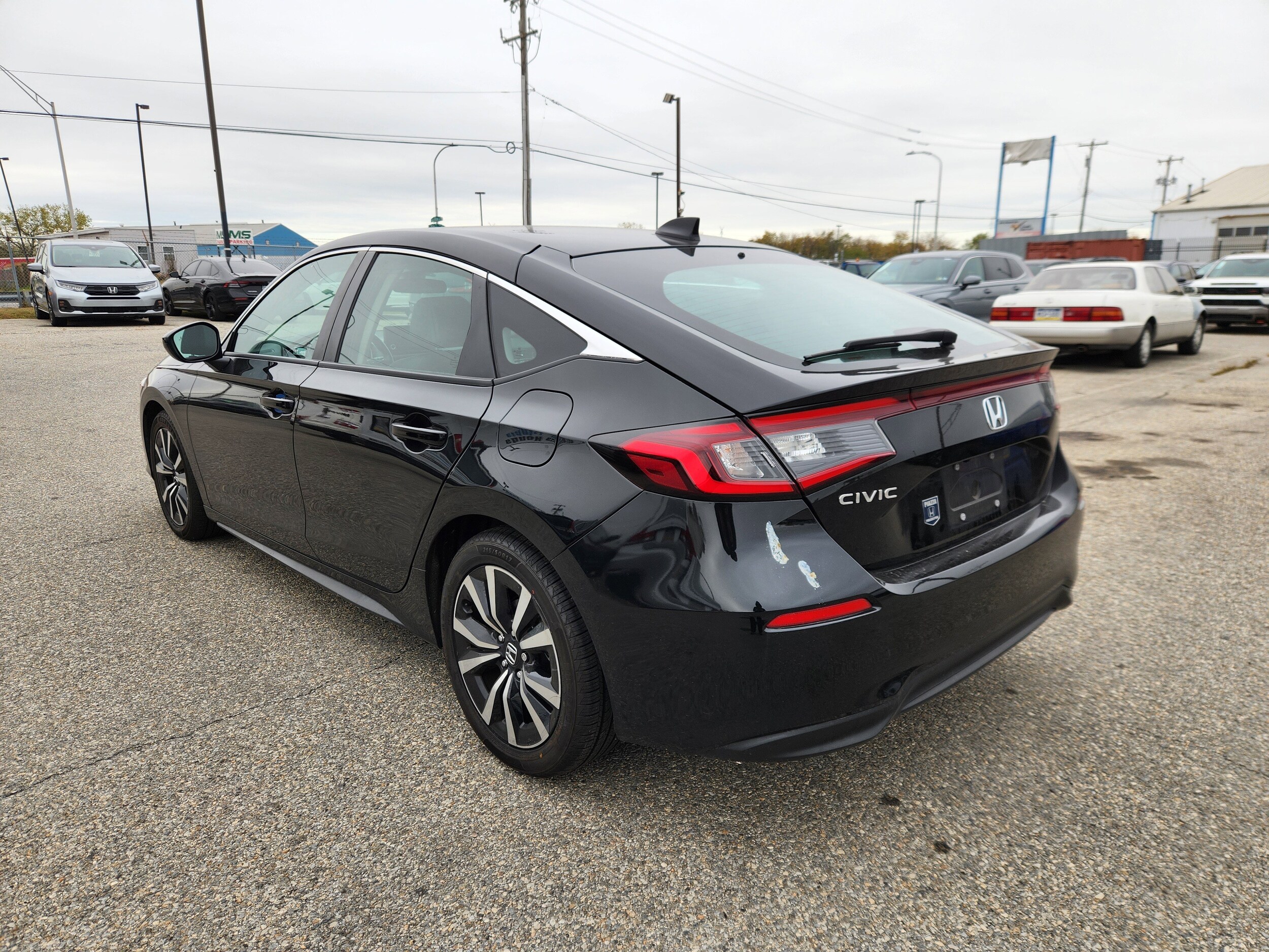 2024 Honda Civic Hatchback EX-L photo 2