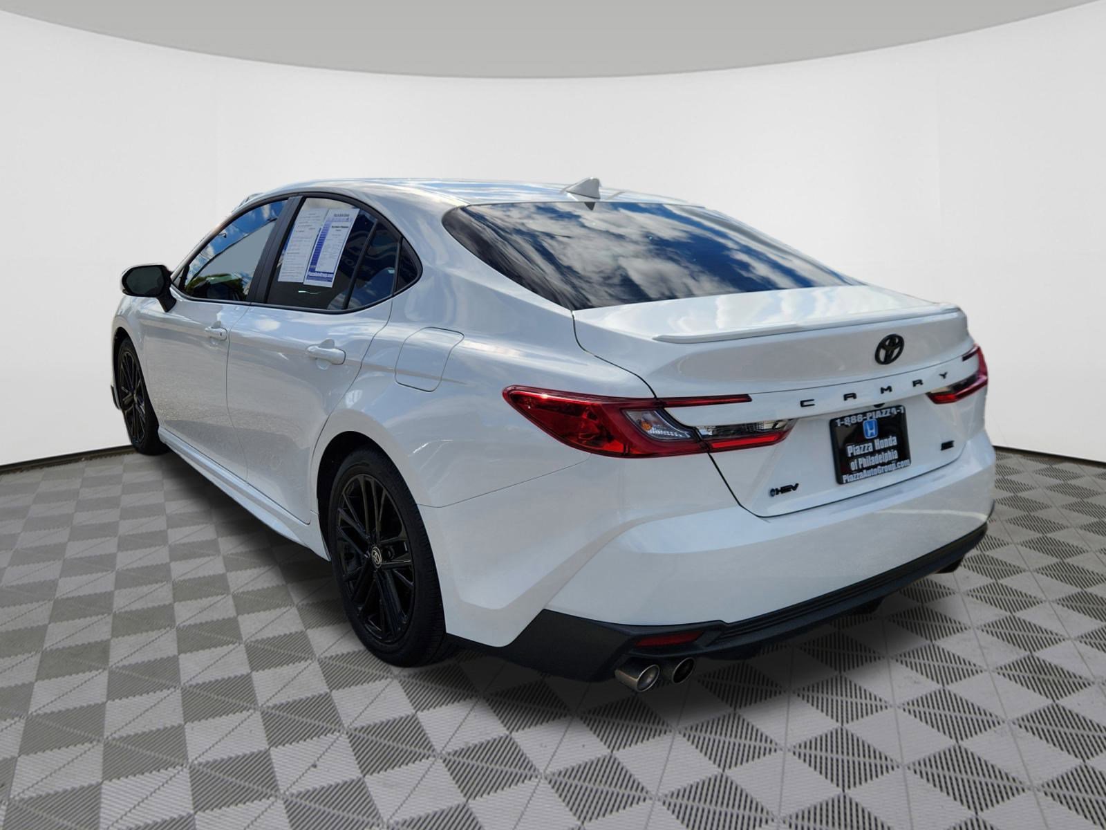 2025 Toyota Camry Hybrid SE photo 3