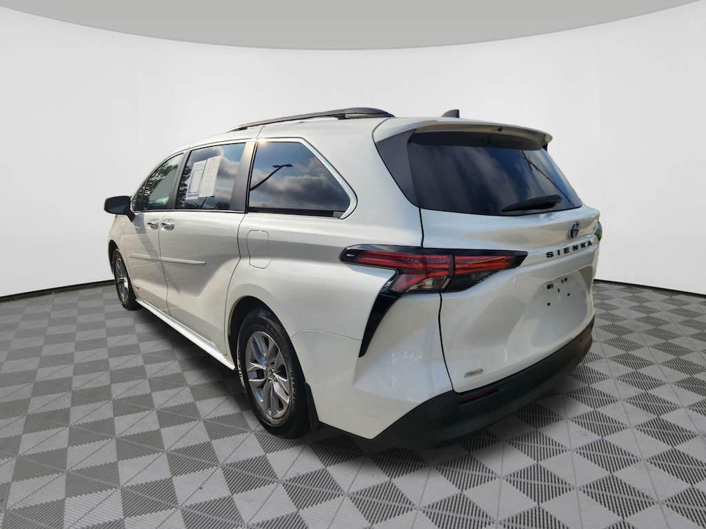 Used 2021 Toyota Sienna XLE Van