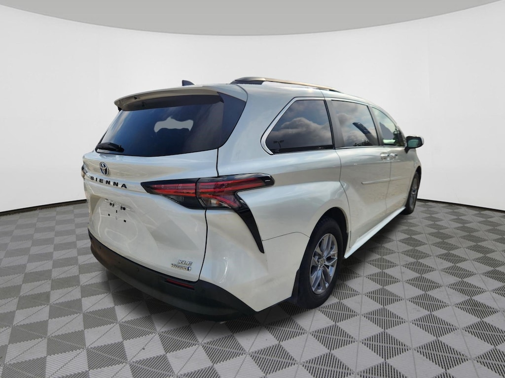 Used 2021 Toyota Sienna XLE Van
