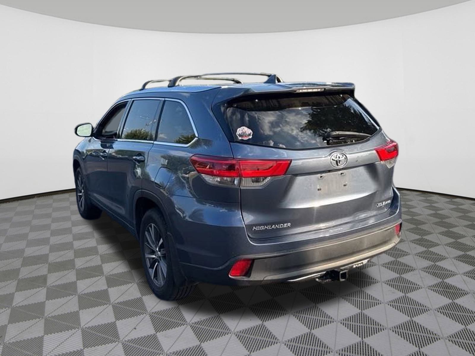 2019 Toyota Highlander XLE photo 2