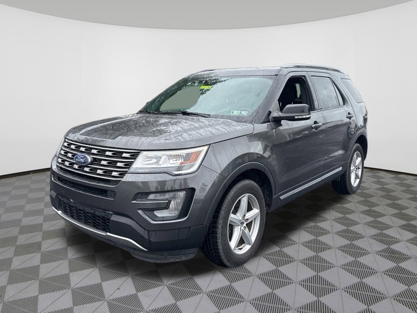 2017 Ford Explorer XLT photo 2