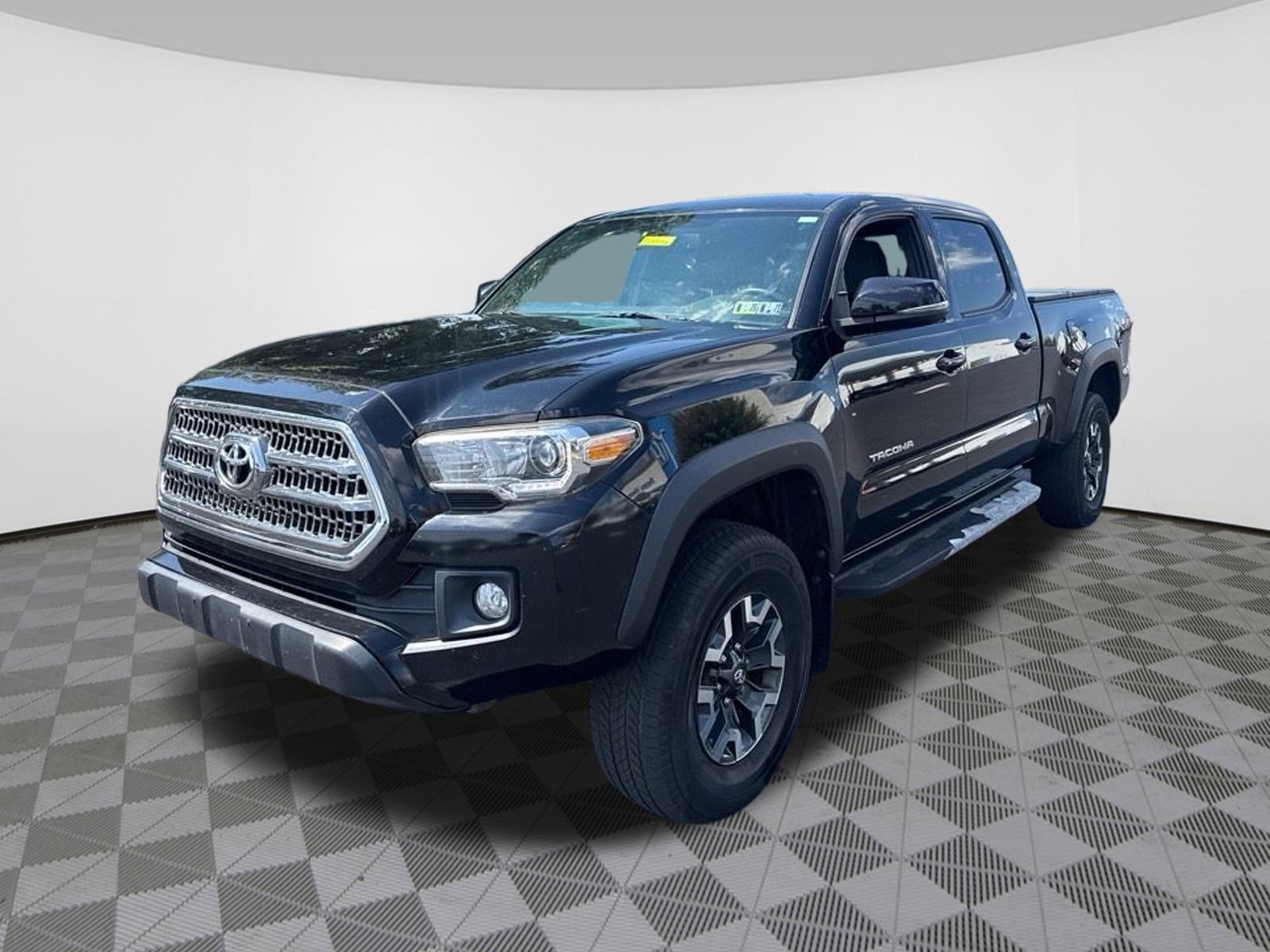 2017 Toyota Tacoma TRD photo 2