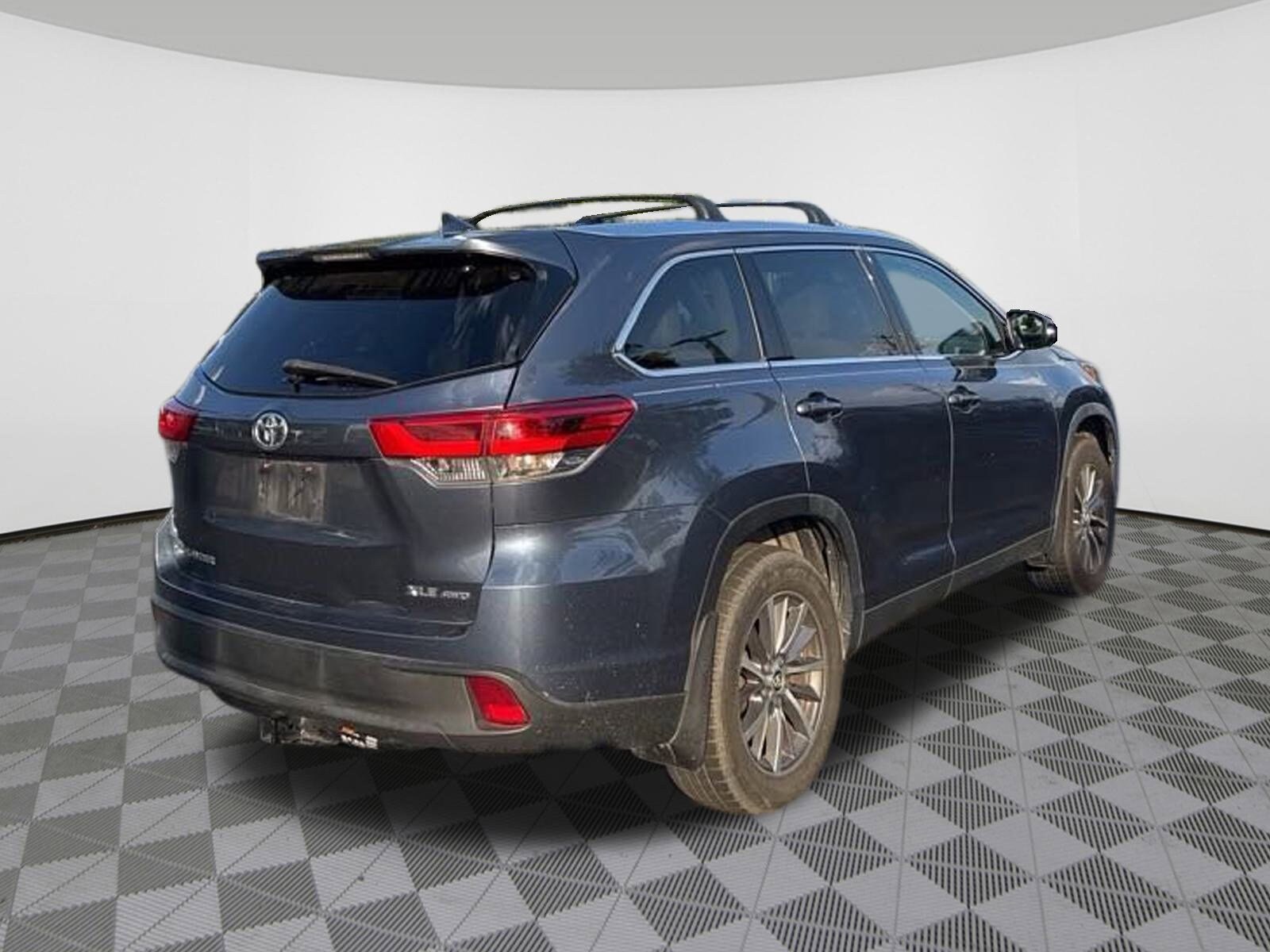 2019 Toyota Highlander XLE photo 3