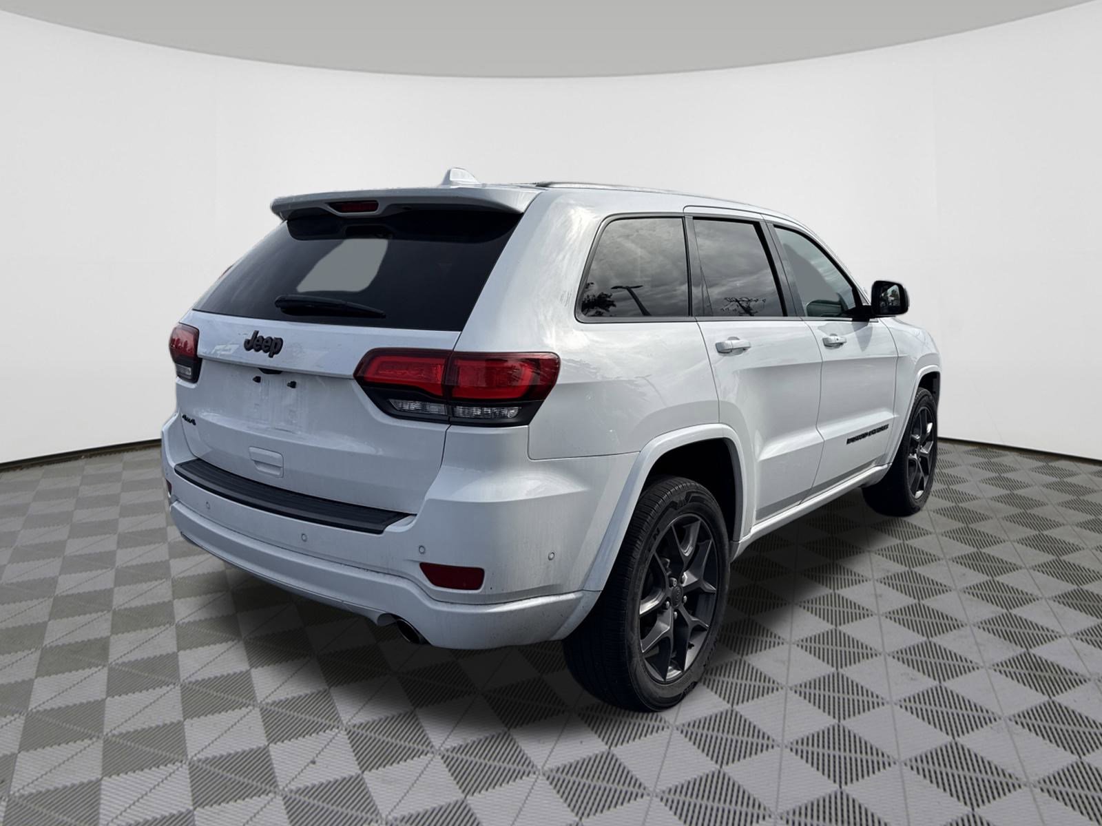 2021 Jeep Grand Cherokee Anniversary Edition photo 4