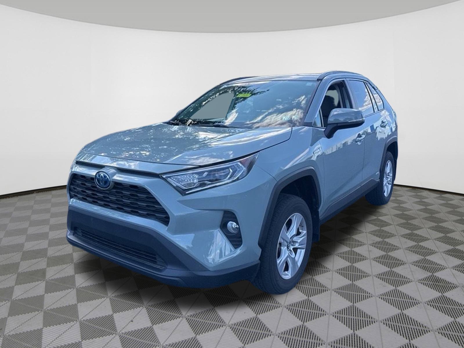 2019 Toyota RAV4 Hybrid XLE photo 2