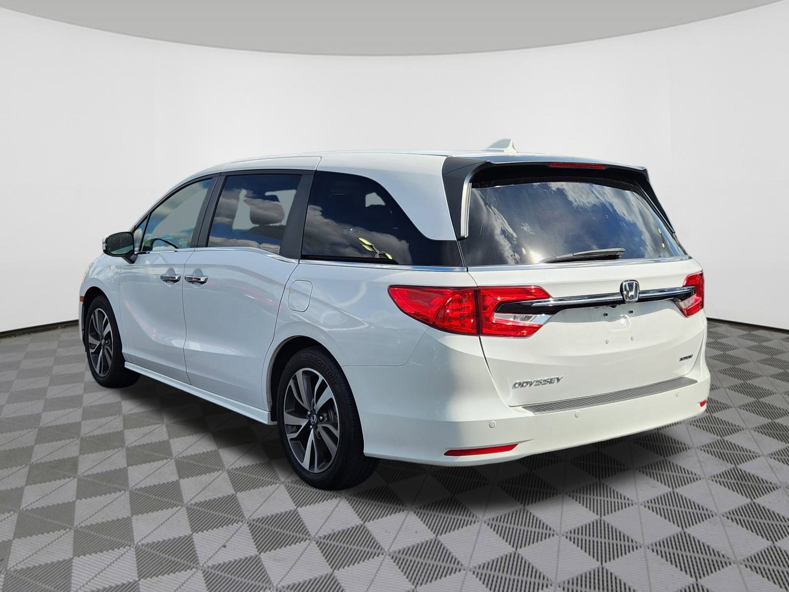 2024 Honda Odyssey Touring photo 2