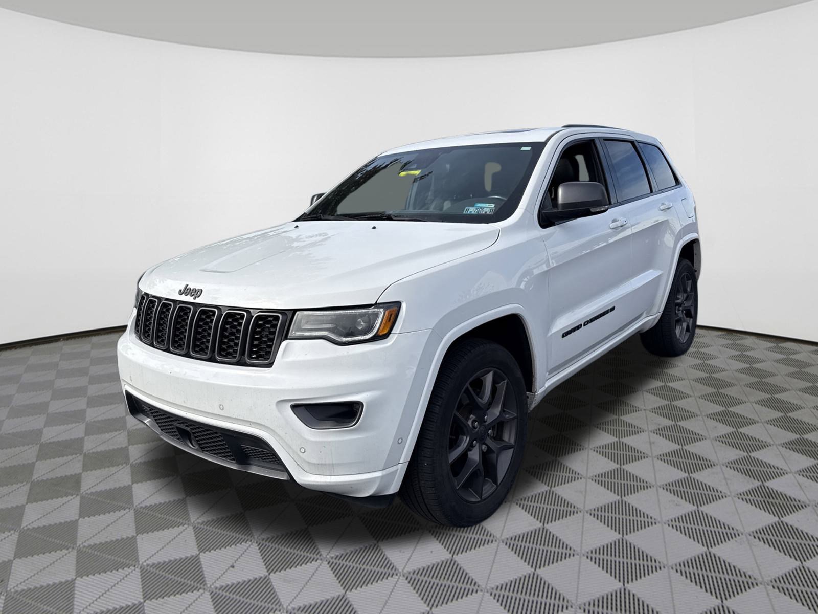 2021 Jeep Grand Cherokee Anniversary Edition photo 2