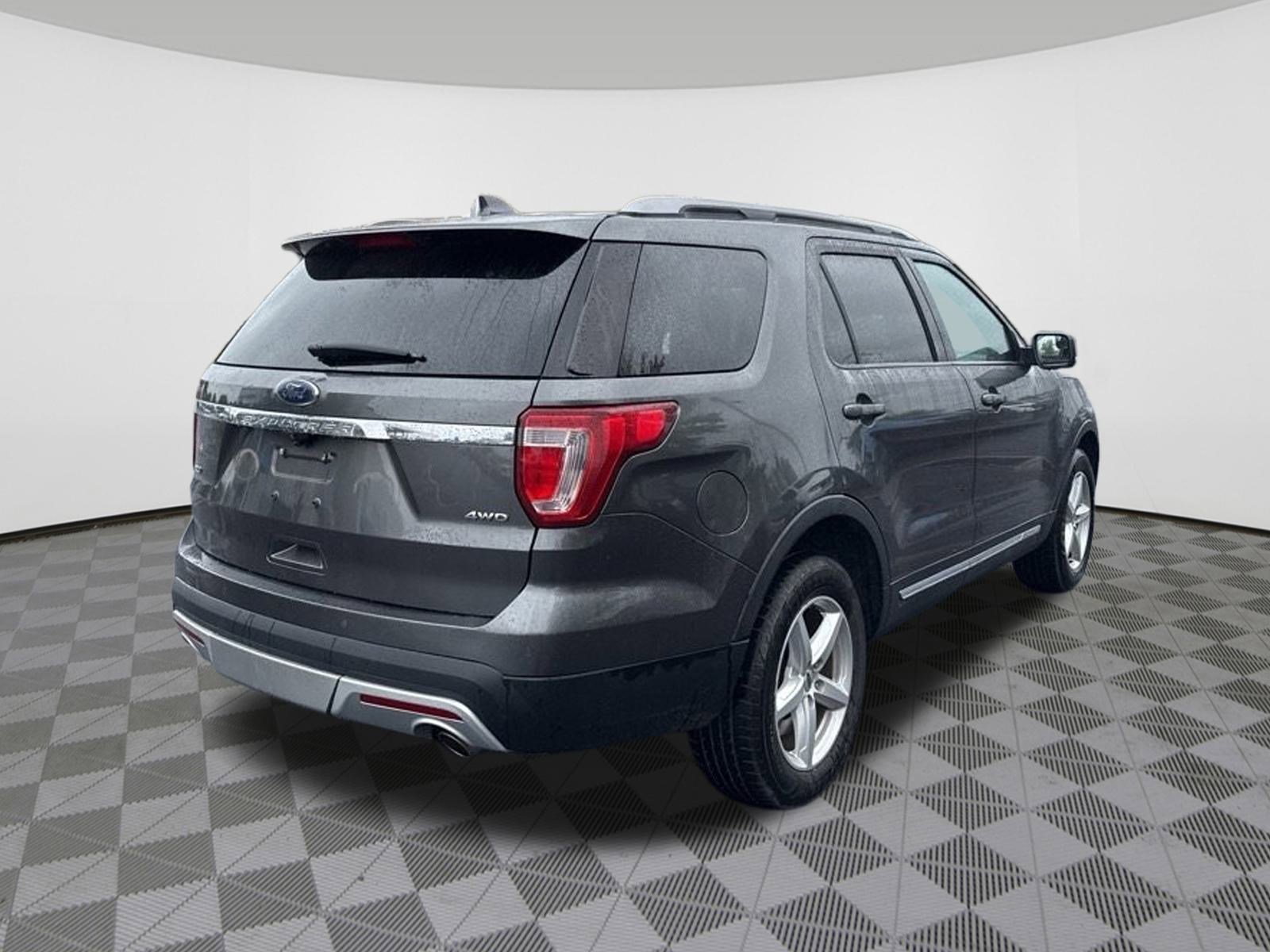 2017 Ford Explorer XLT photo 4