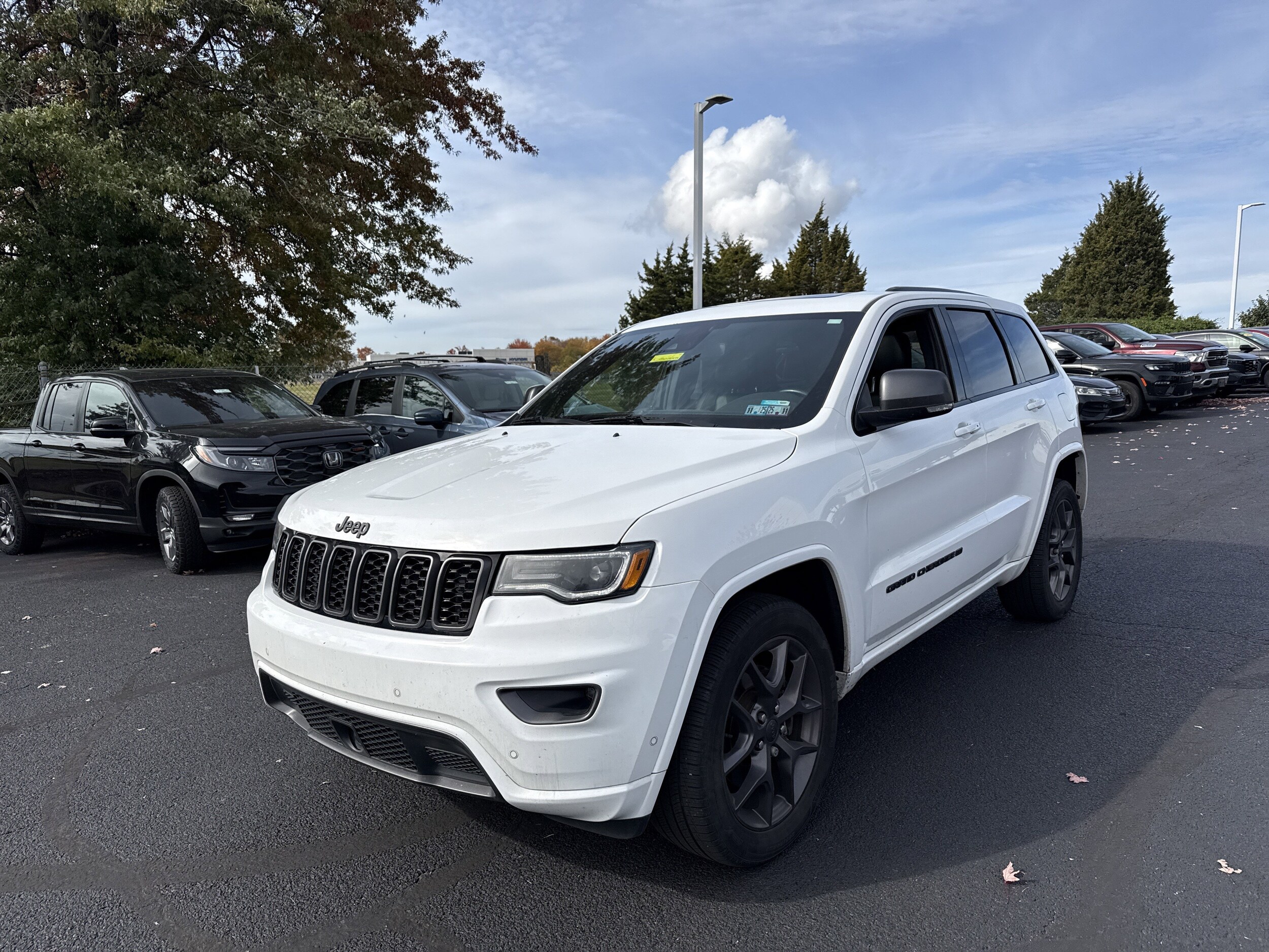 2021 Jeep Grand Cherokee Anniversary Edition photo 2