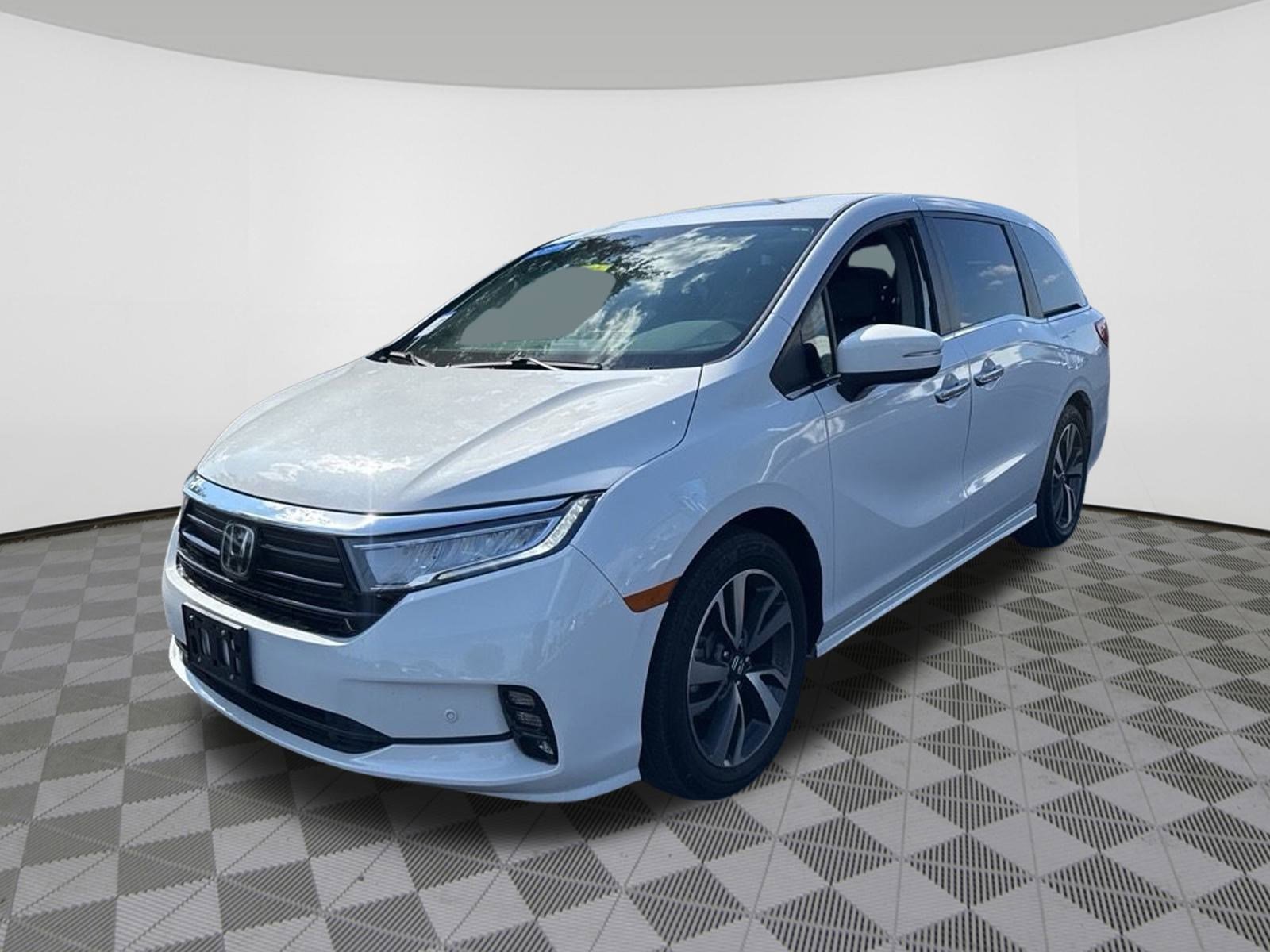 2024 Honda Odyssey Touring photo 2