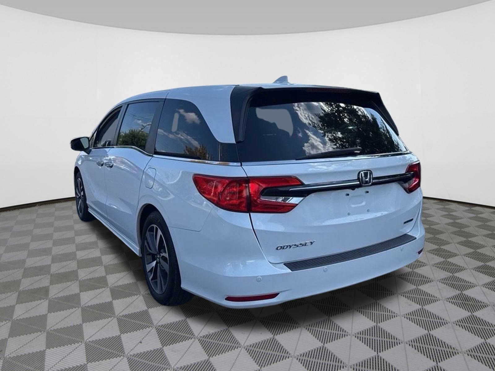 2024 Honda Odyssey Touring photo 3
