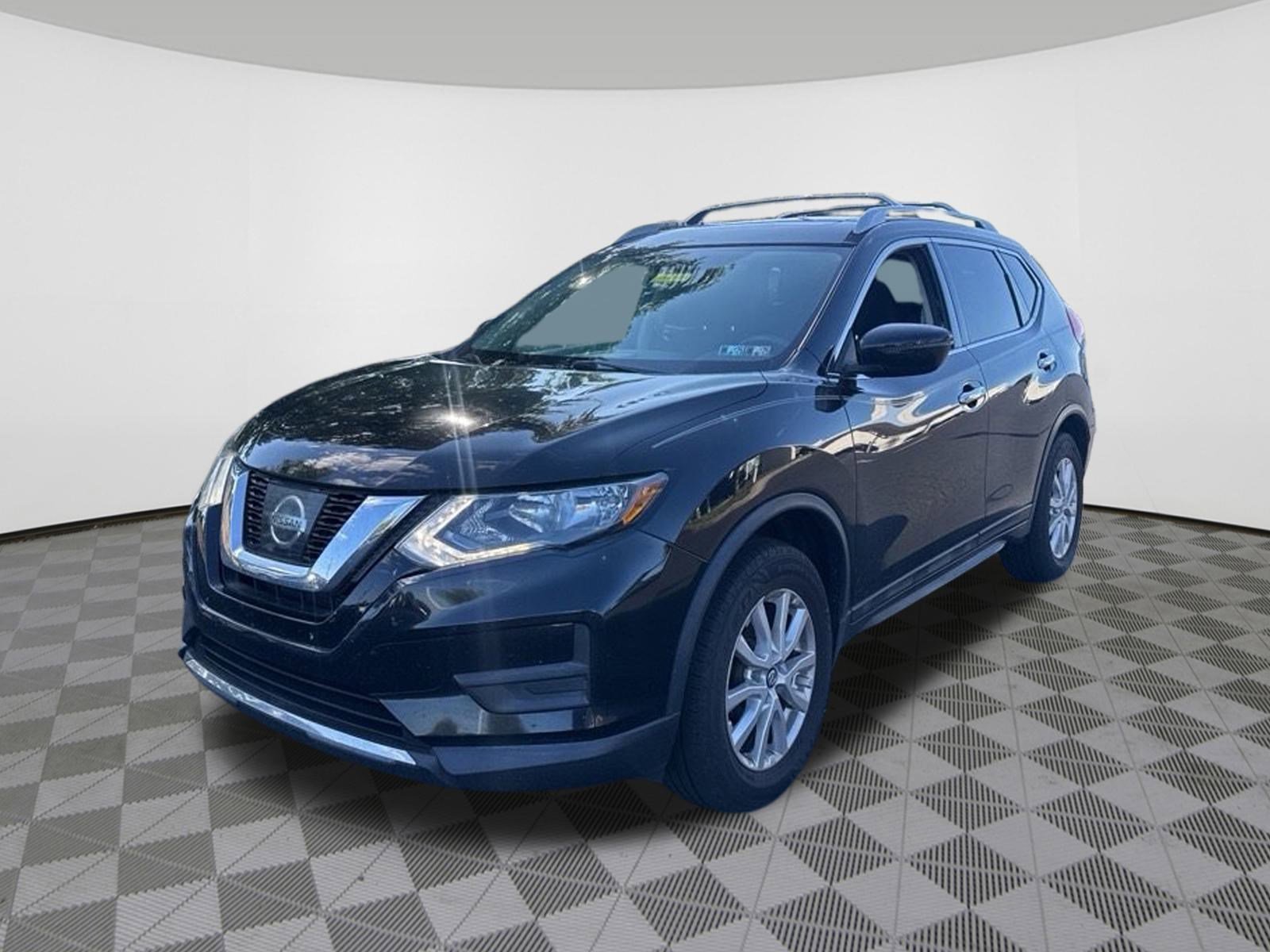 2017 Nissan Rogue SV photo 2