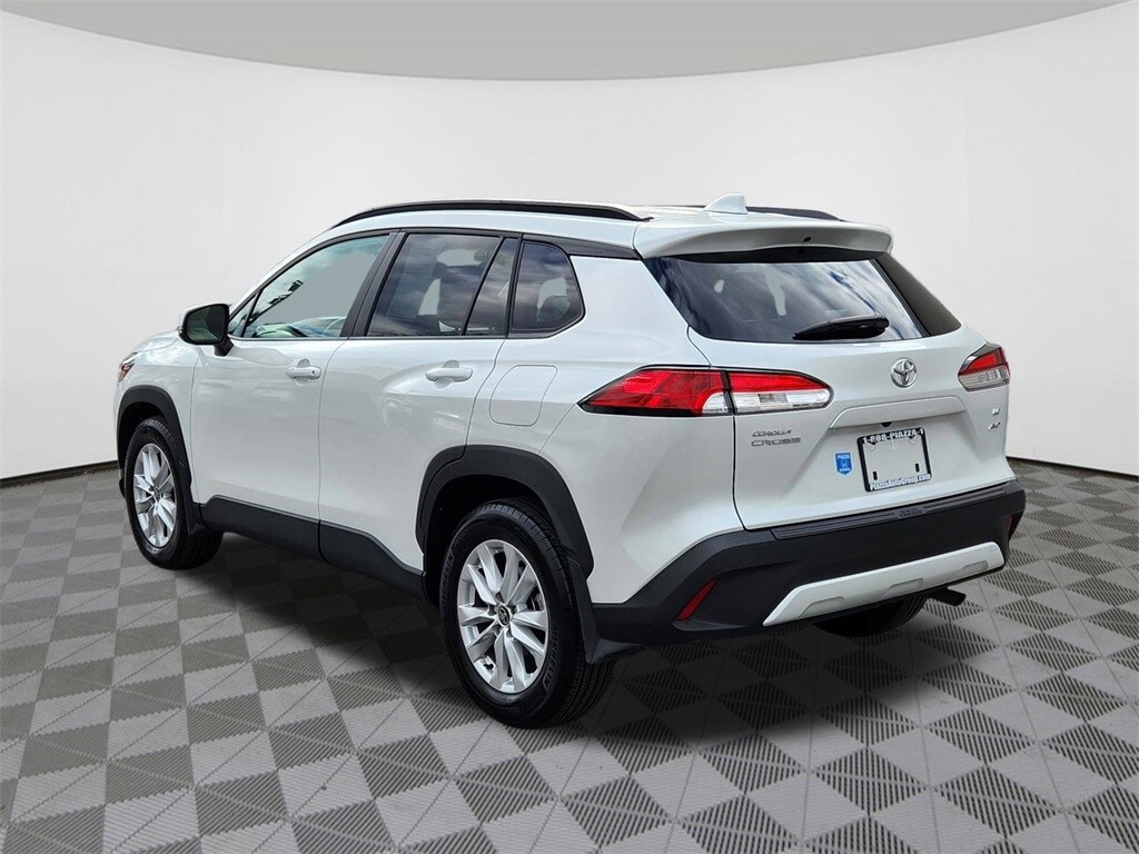2024 Toyota Corolla Cross LE photo 3