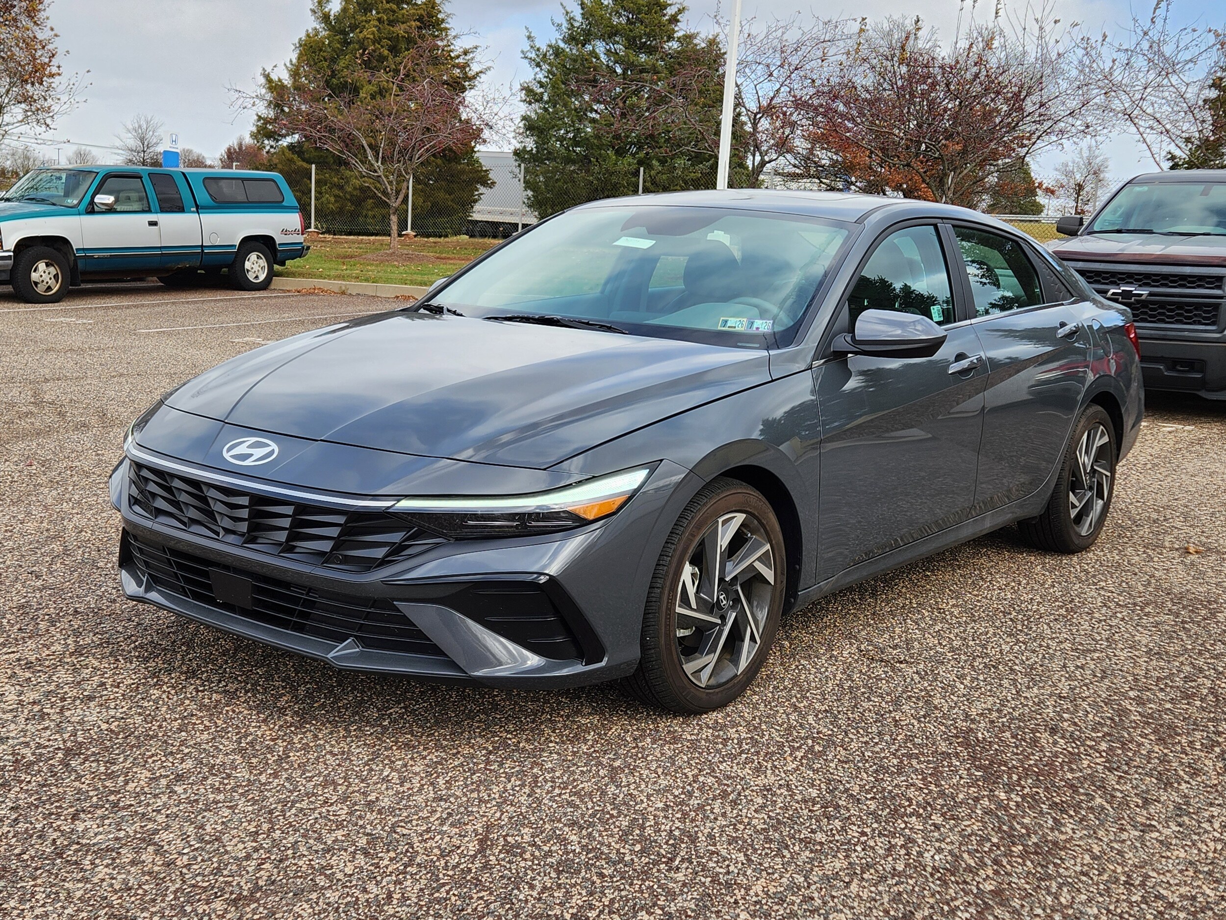 2024 Hyundai Elantra SEL Convenience photo 2