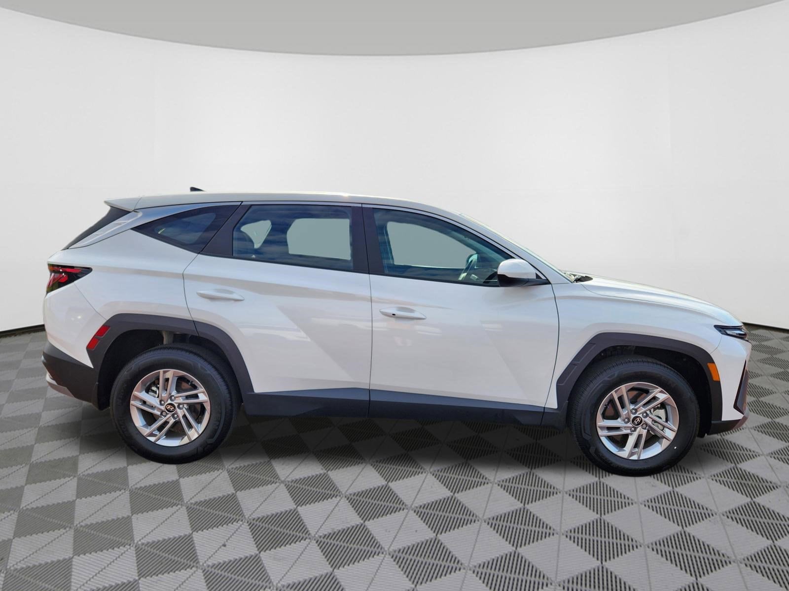 2025 Hyundai Tucson SE - Photo 6