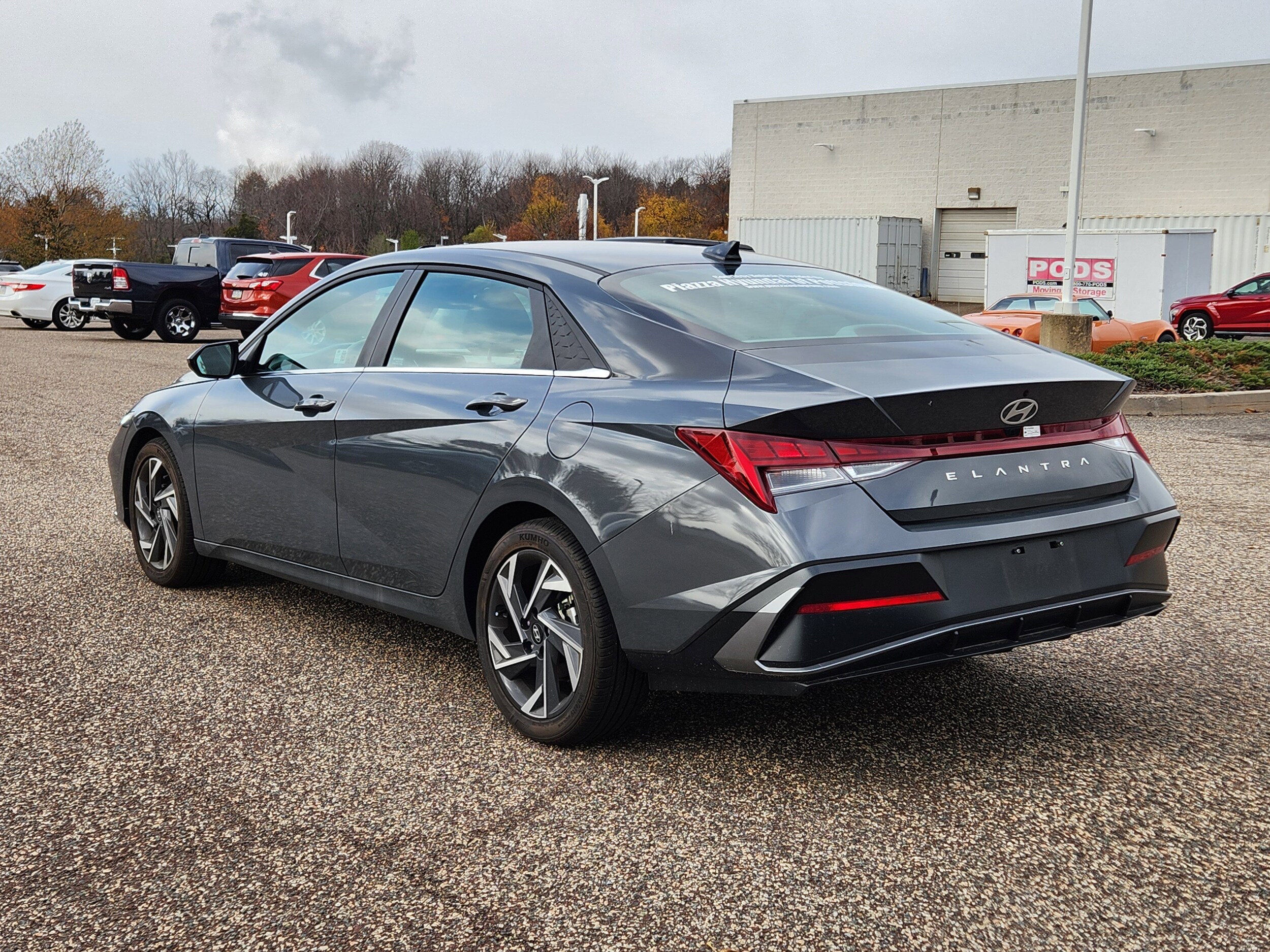 2024 Hyundai Elantra SEL Convenience photo 3