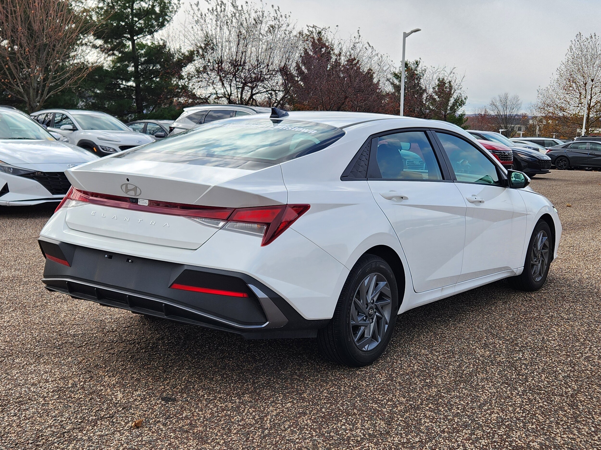 2024 Hyundai Elantra SEL photo 4