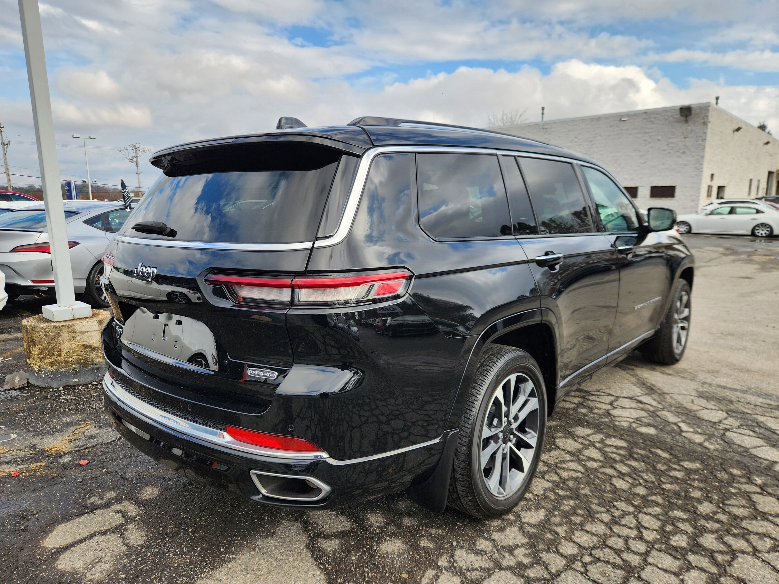 2023 Jeep Grand Cherokee Overland photo 4