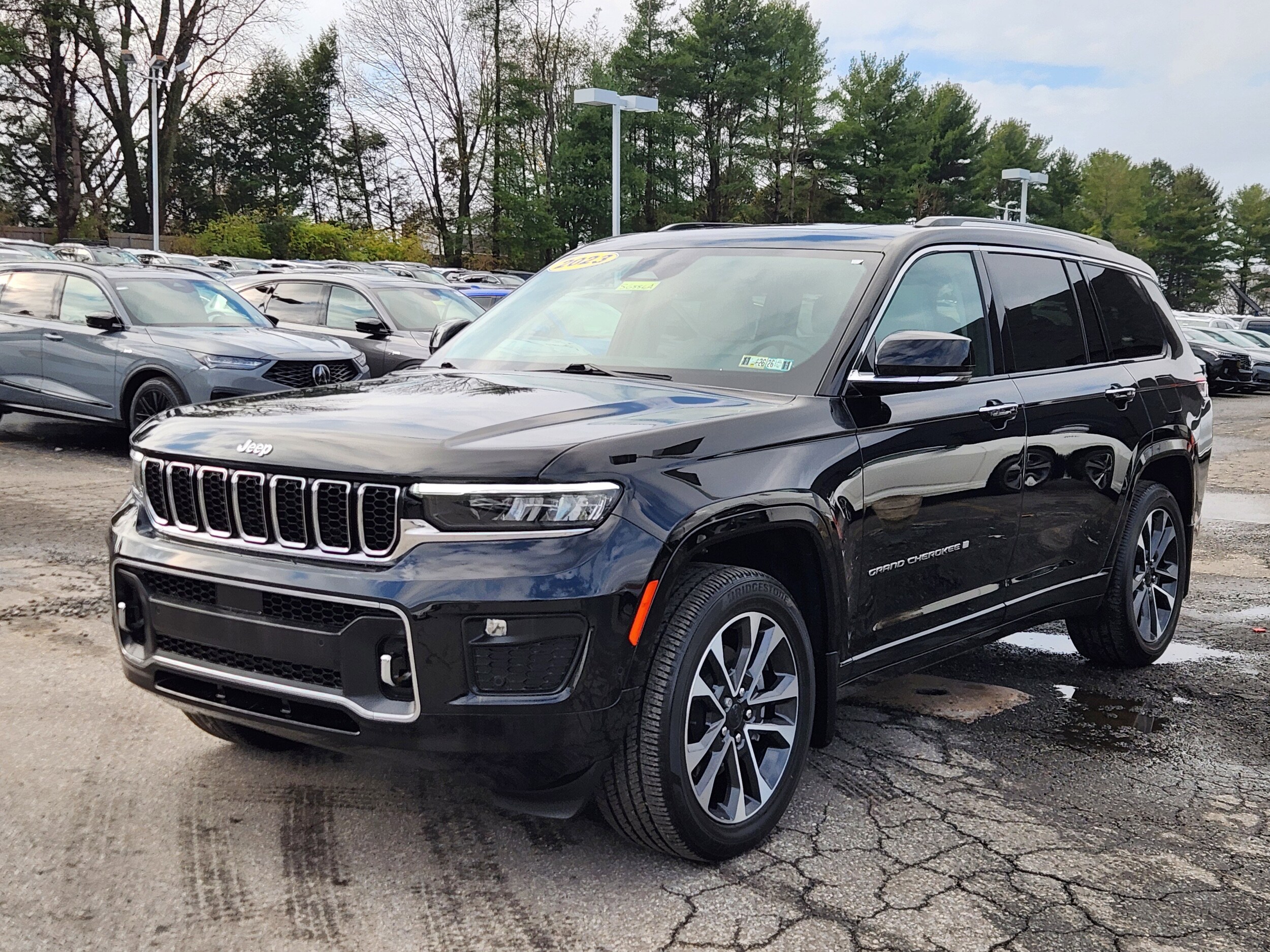 2023 Jeep Grand Cherokee Overland photo 2