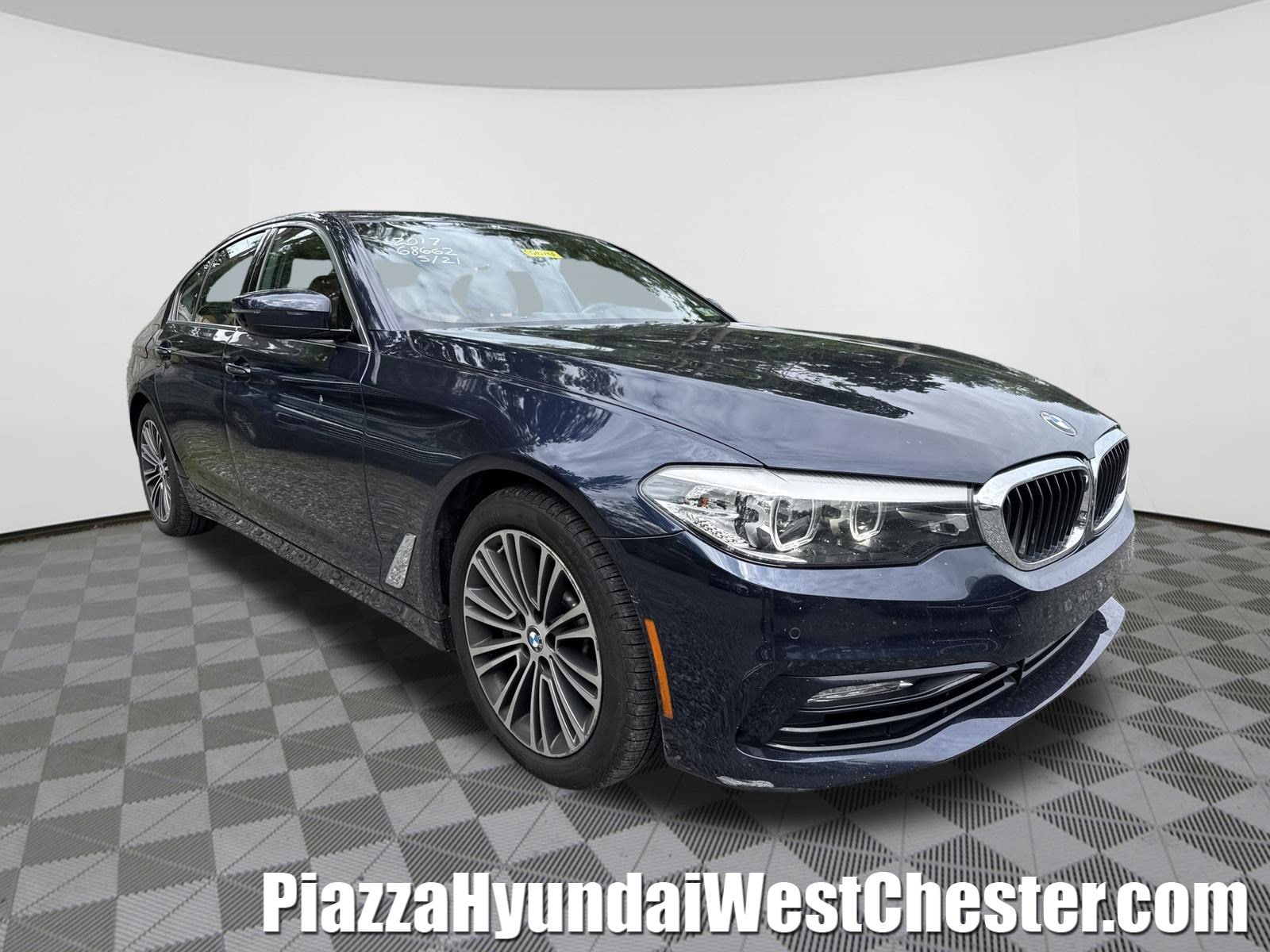2017 BMW 5 Series 530i xDrive Sedan's photo