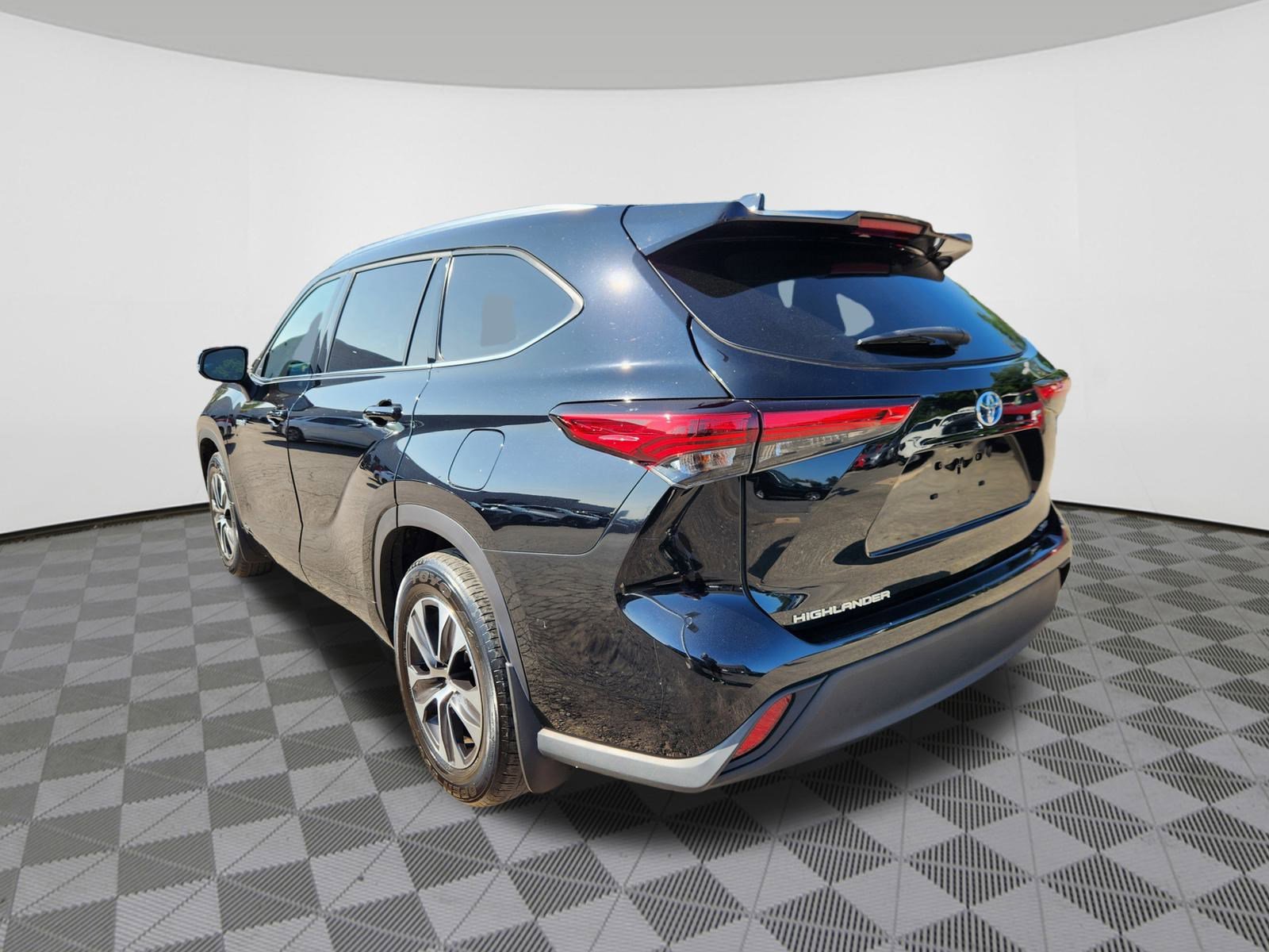 2020 Toyota Highlander Hybrid XLE photo 2