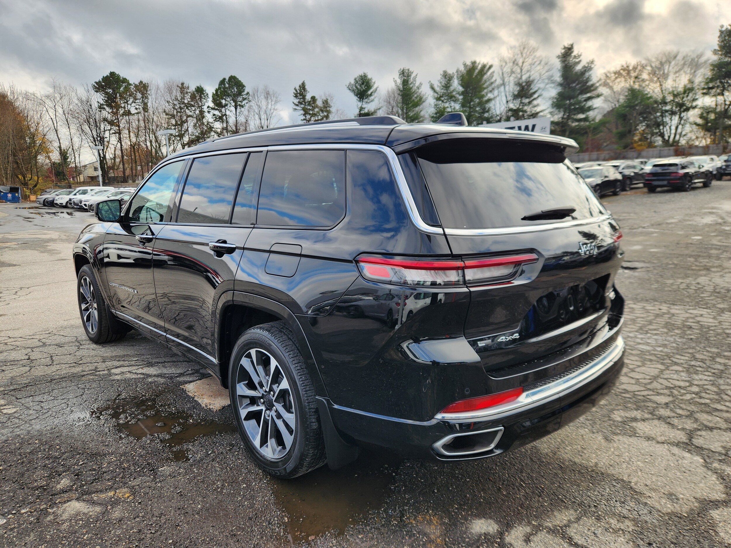 2023 Jeep Grand Cherokee Overland photo 3