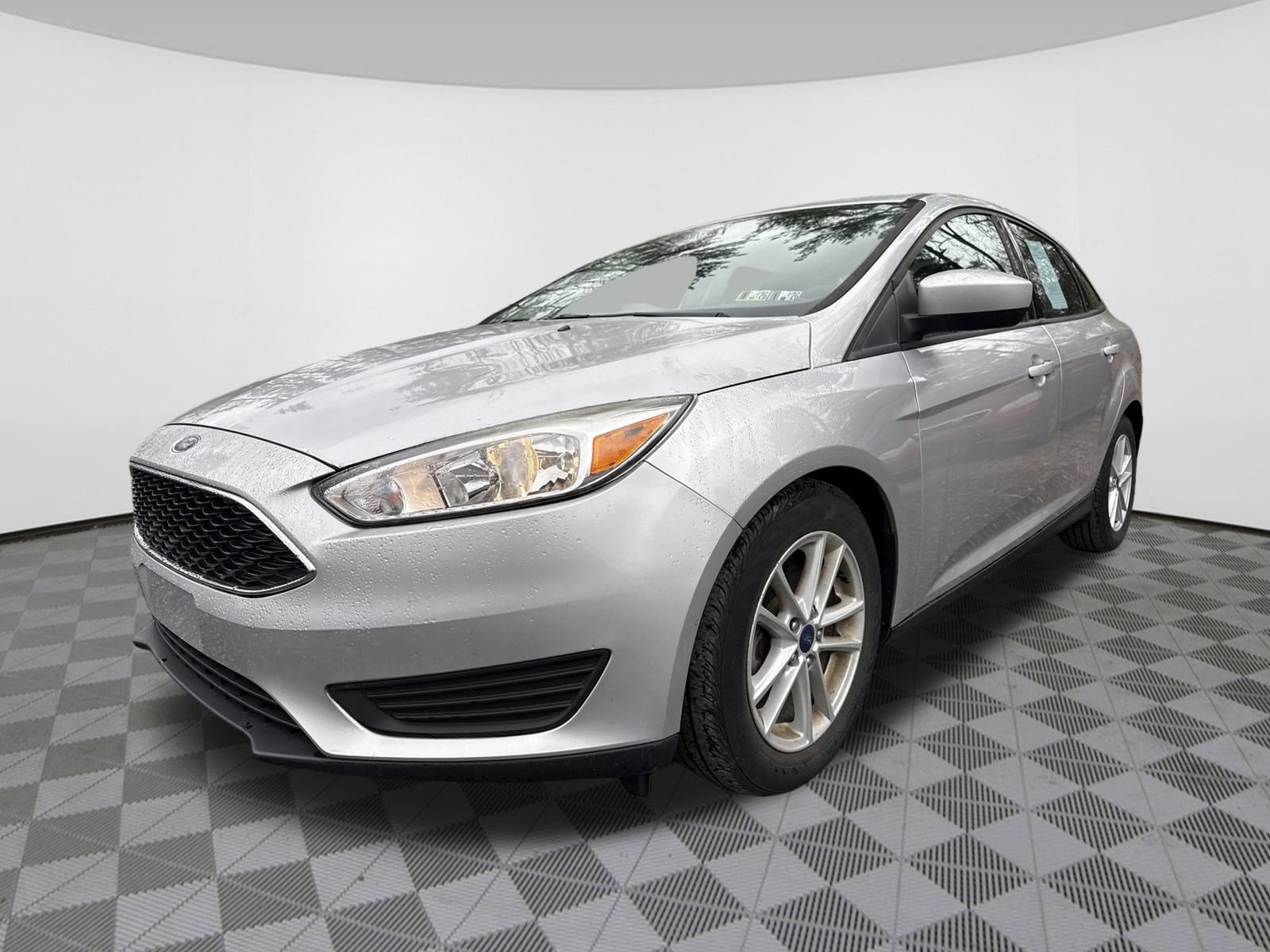 2018 Ford Focus Sedan photo 2