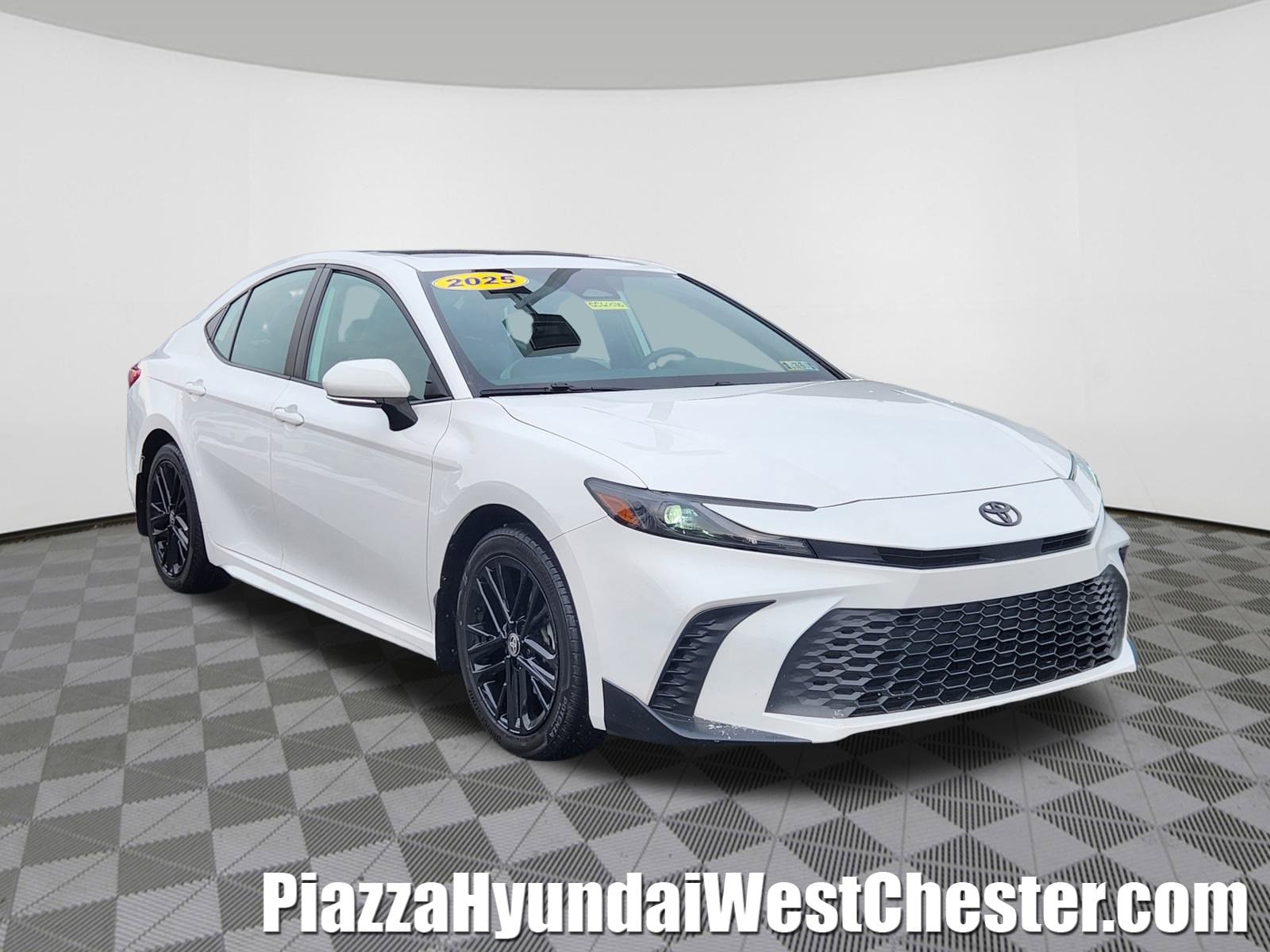 2025 Toyota Camry SE's photo