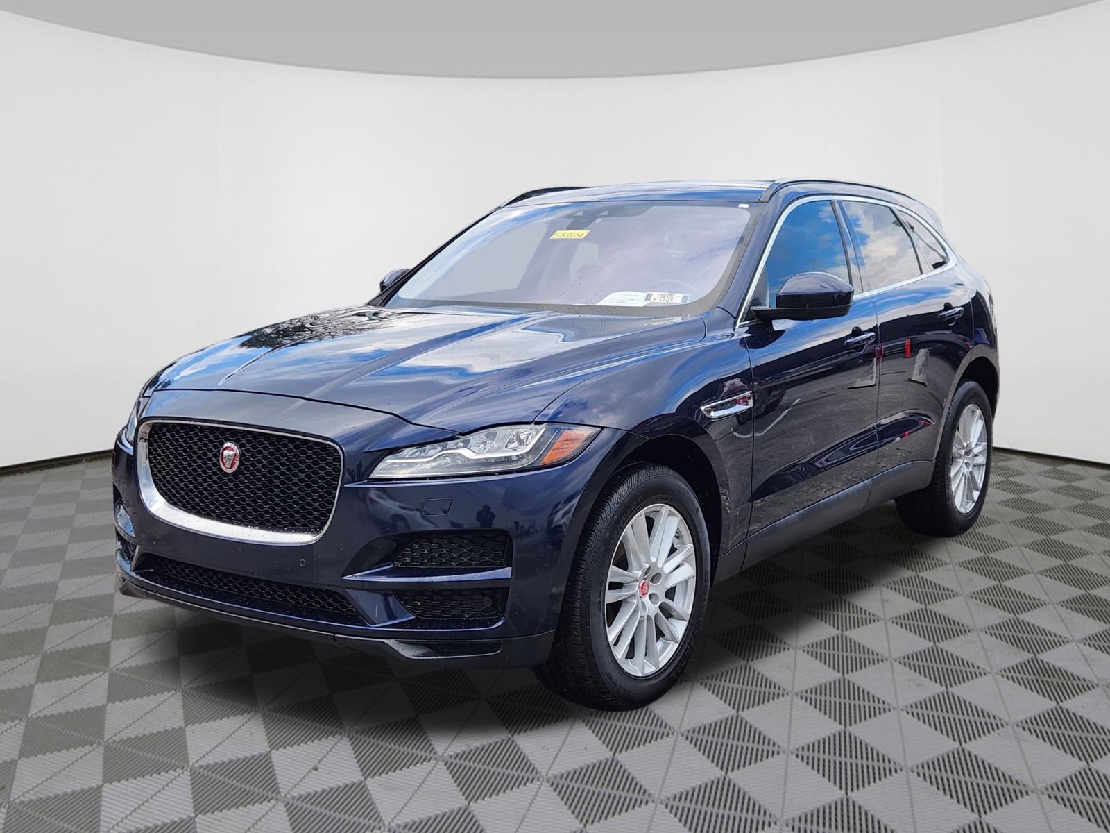 2018 Jaguar F-PACE Prestige photo 2