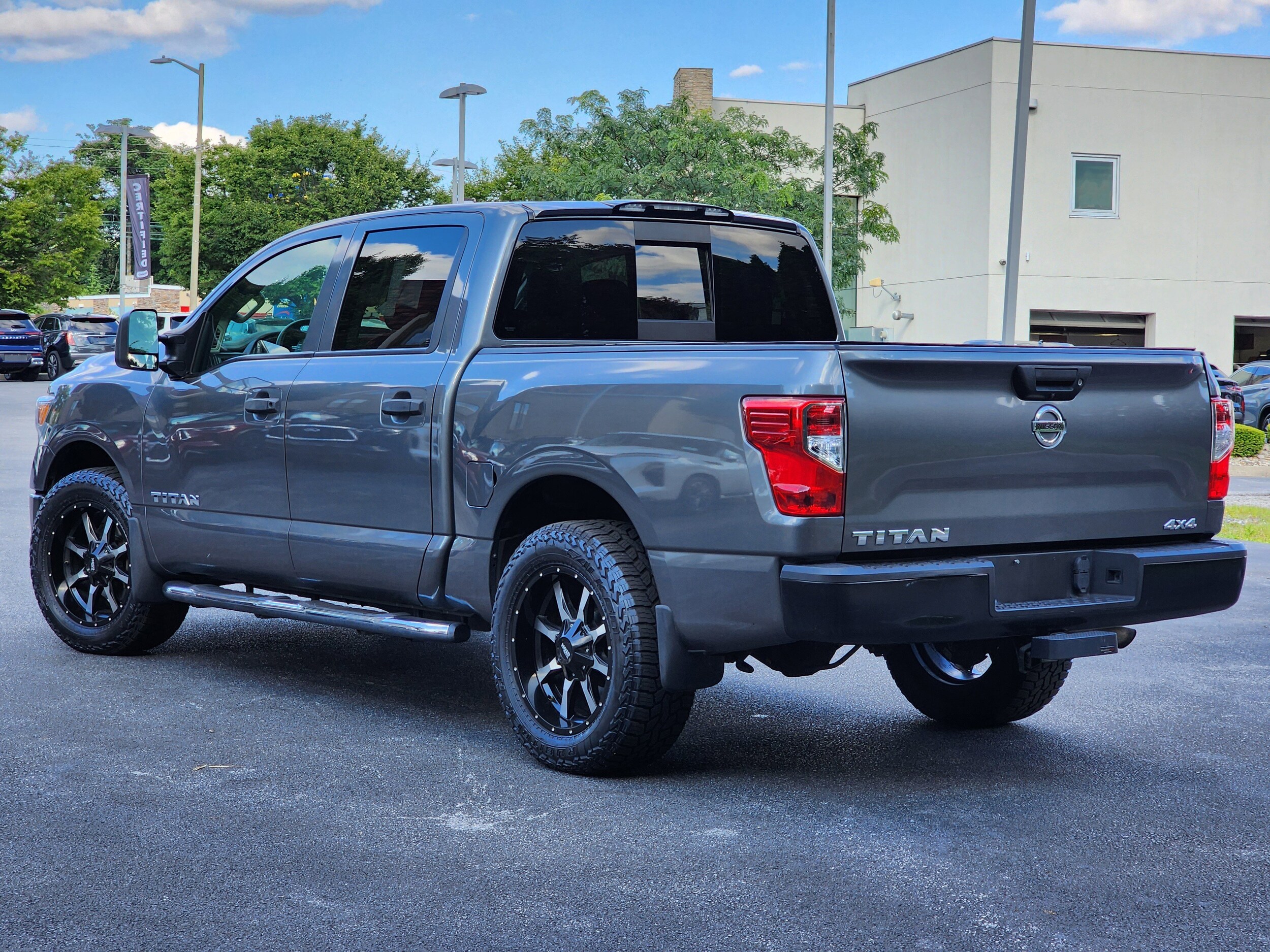2018 Nissan Titan Crew Cab S photo 2