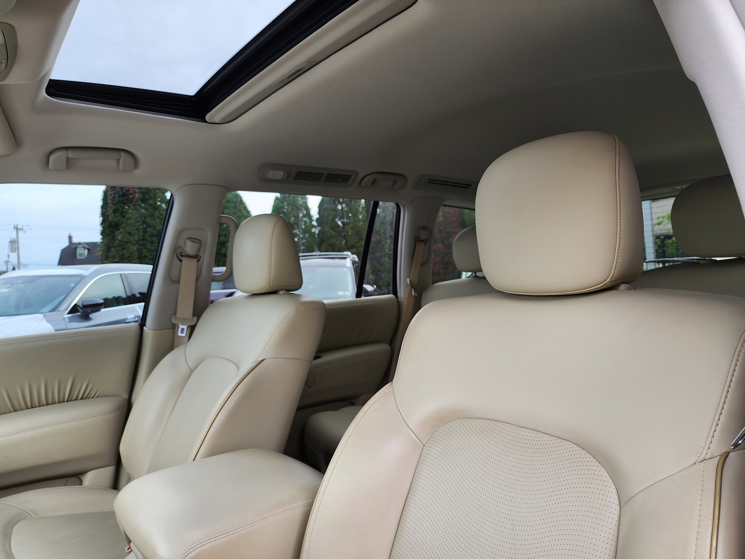2015 Infiniti QX80 photo 2