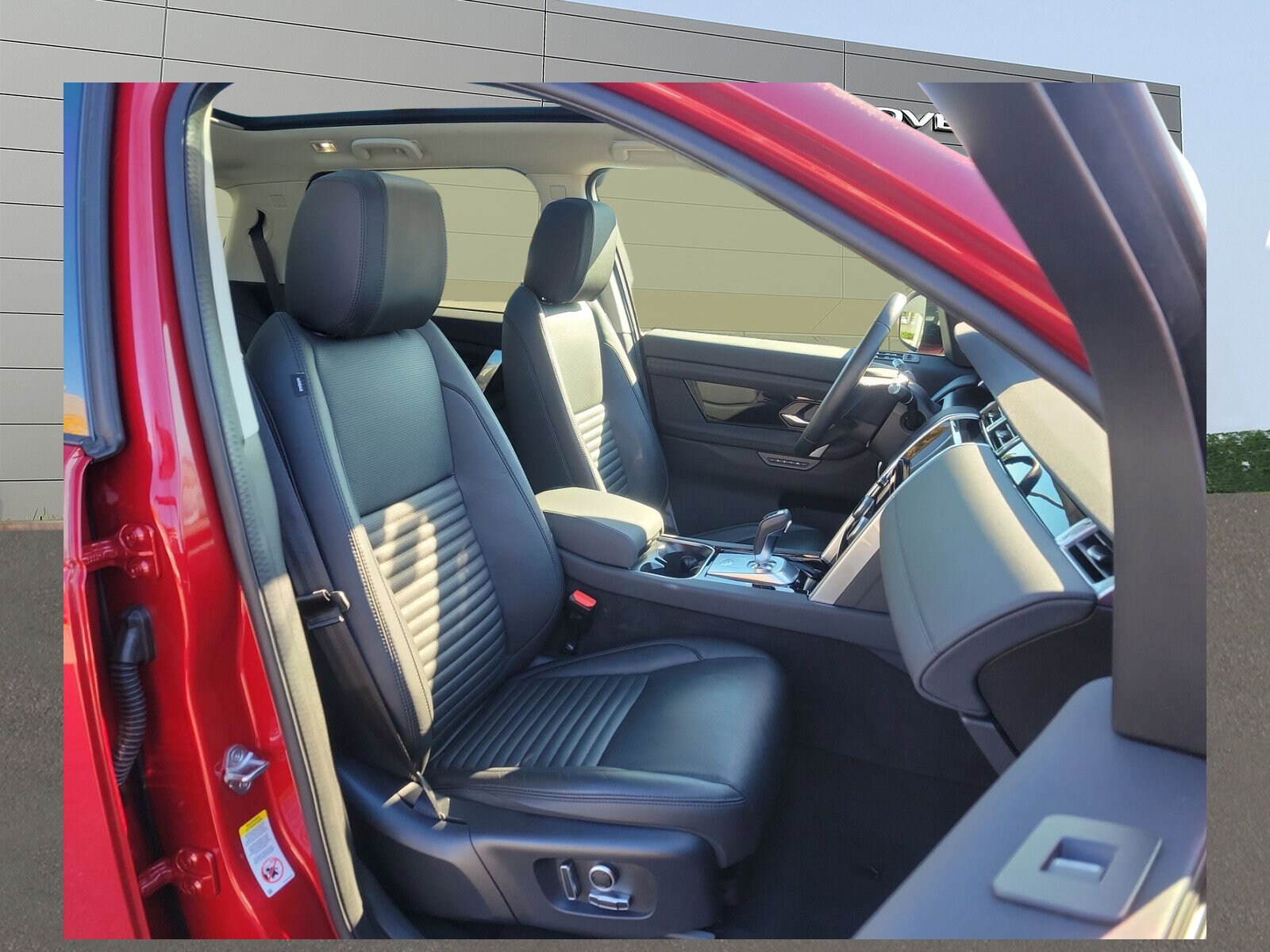 2021 Land Rover Discovery Sport SE photo 2