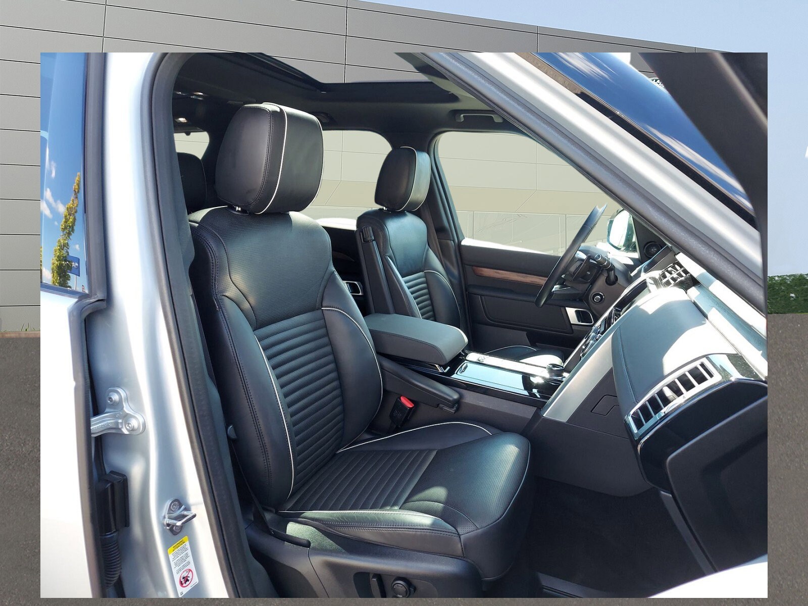 2020 Land Rover Discovery HSE photo 3