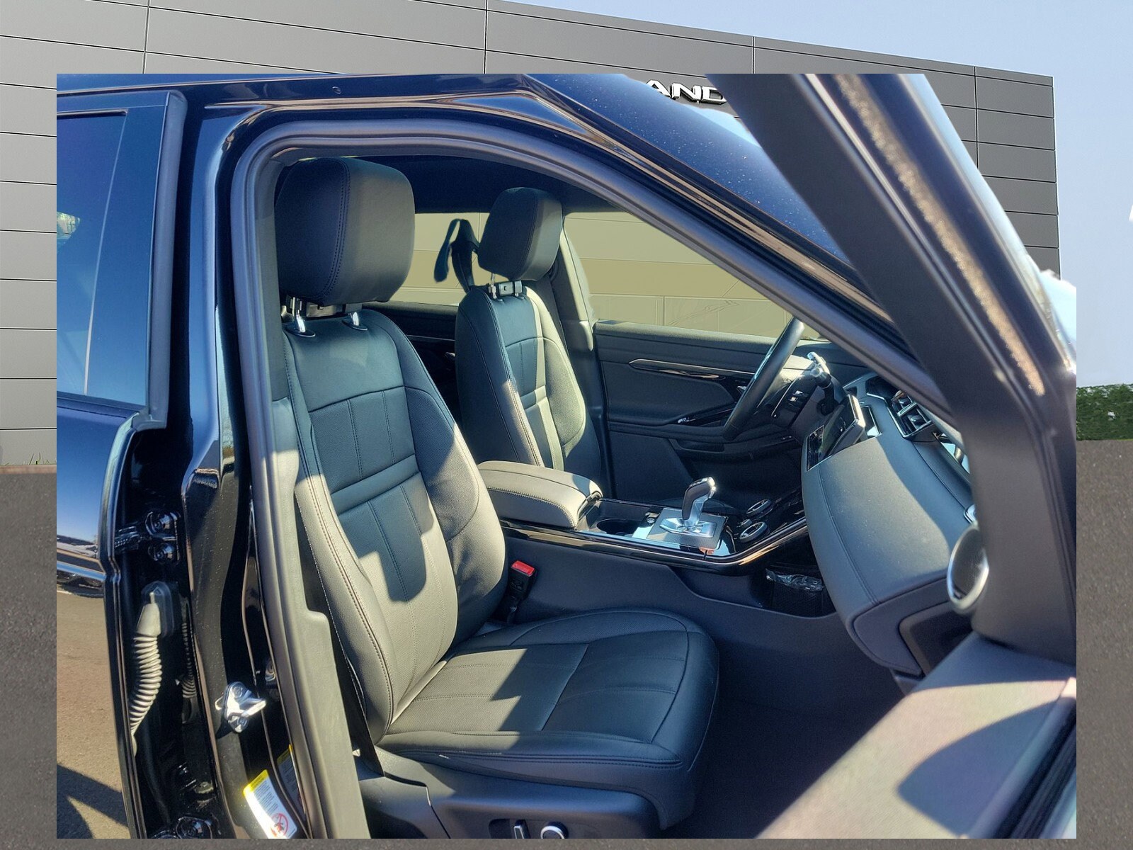 2022 Land Rover Range Rover Evoque R-Dynamic SE photo 3