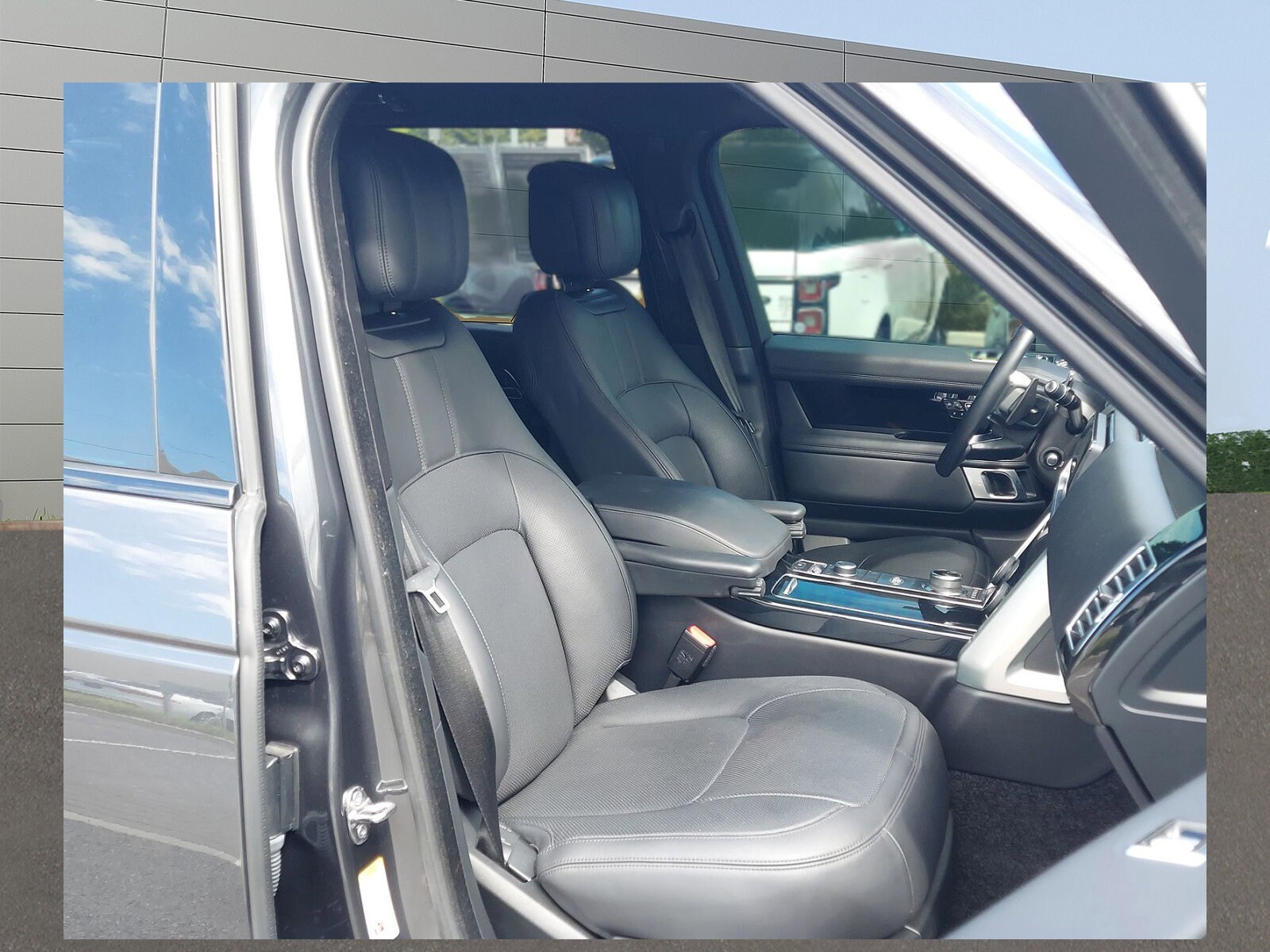 2019 Land Rover Range Rover Supercharged LWB photo 2