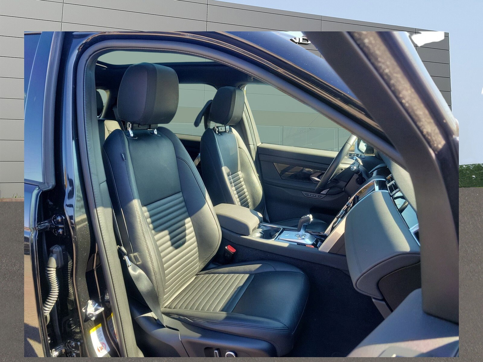 2022 Land Rover Discovery Sport SE photo 3