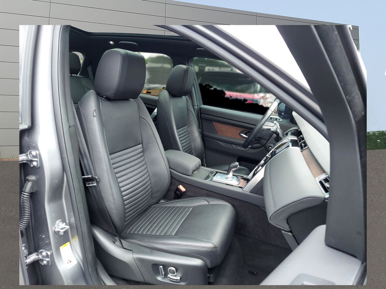 2021 Land Rover Discovery Sport SE photo 2